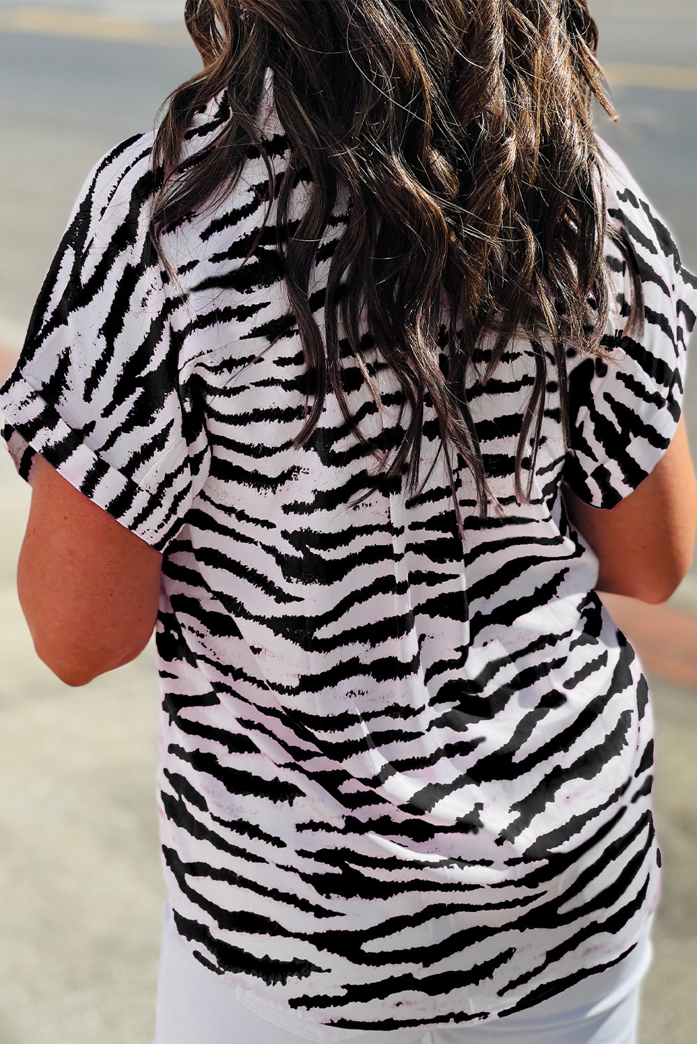 Black Zebra Print V-Neck Rolled Up Sleeve BlouseMaterial:100%Polyester



		The blouse has a V-shaped neckline, which is a flattering and versatile design. 
	
	
		It can be paired with jeans or trousers for a