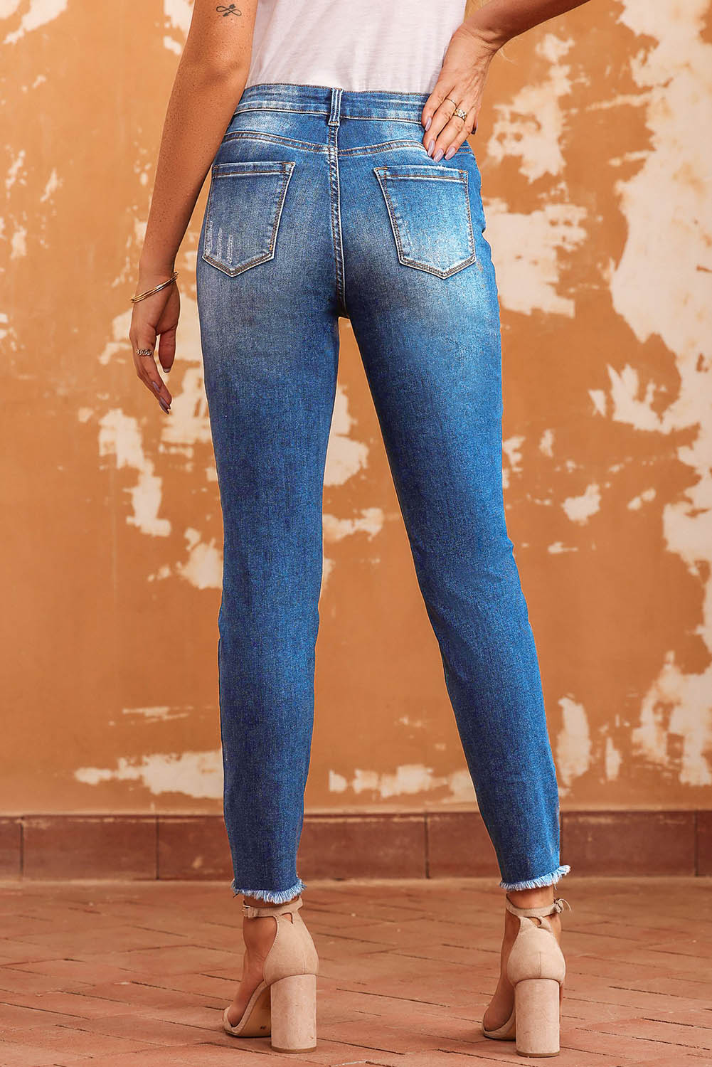 Dark Blue Casual Raw Hem Ankle Length Skinny JeansMaterial:61%Cotton+33%Polyester+5%Viscose+1%Elastane



		Skinny jeans highlight
wearers’ perfect leg shape
	
	
		Raw hem design
makes the casual jeans more s