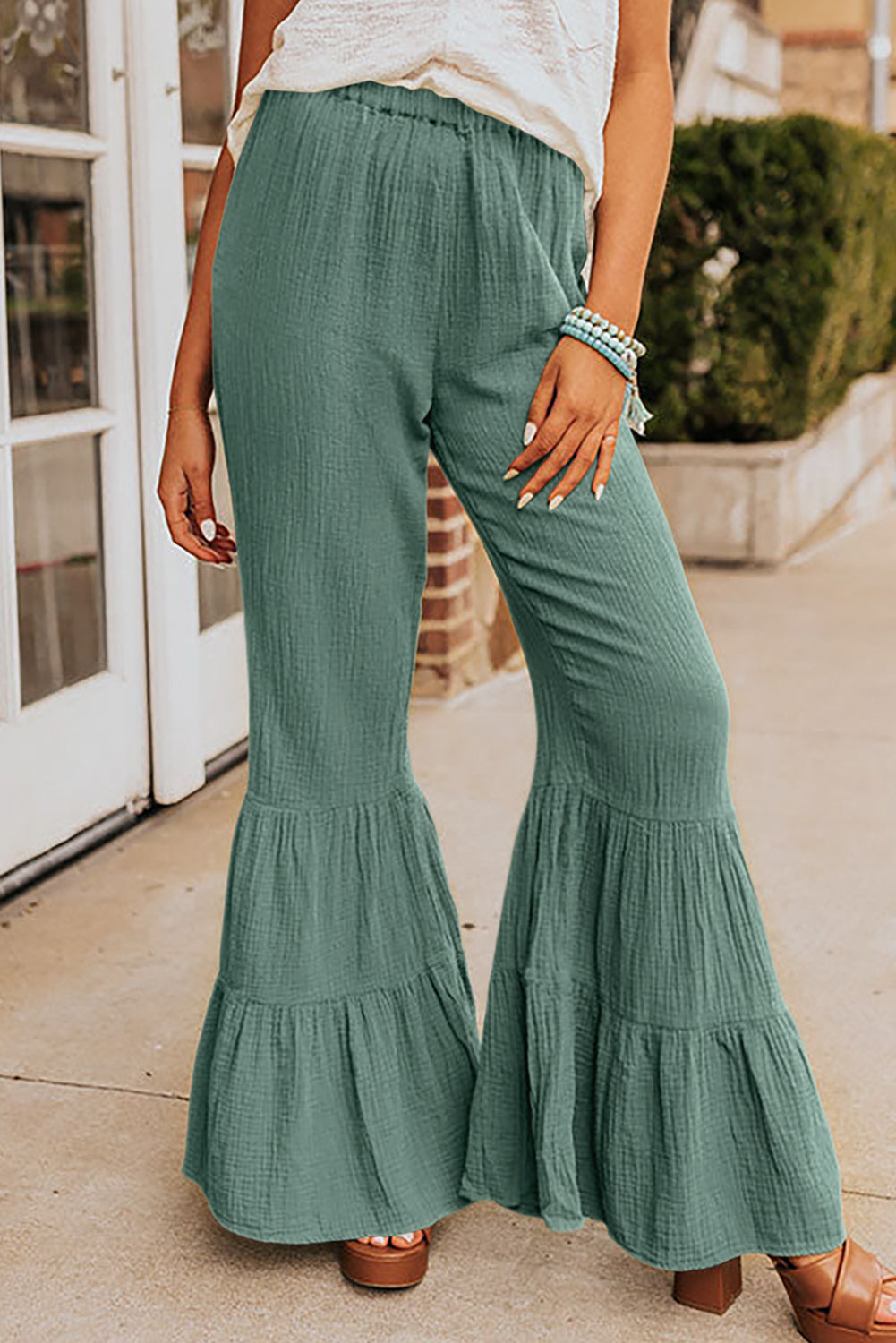 Black Plain Cotton Tiered Ruffle Flare High Waisted PantsMaterial:100%Cotton


	


		The vibrant green color adds a pop of color to your outfit, while the ruffle detailing brings a touch of femininity and flair.
	
	
