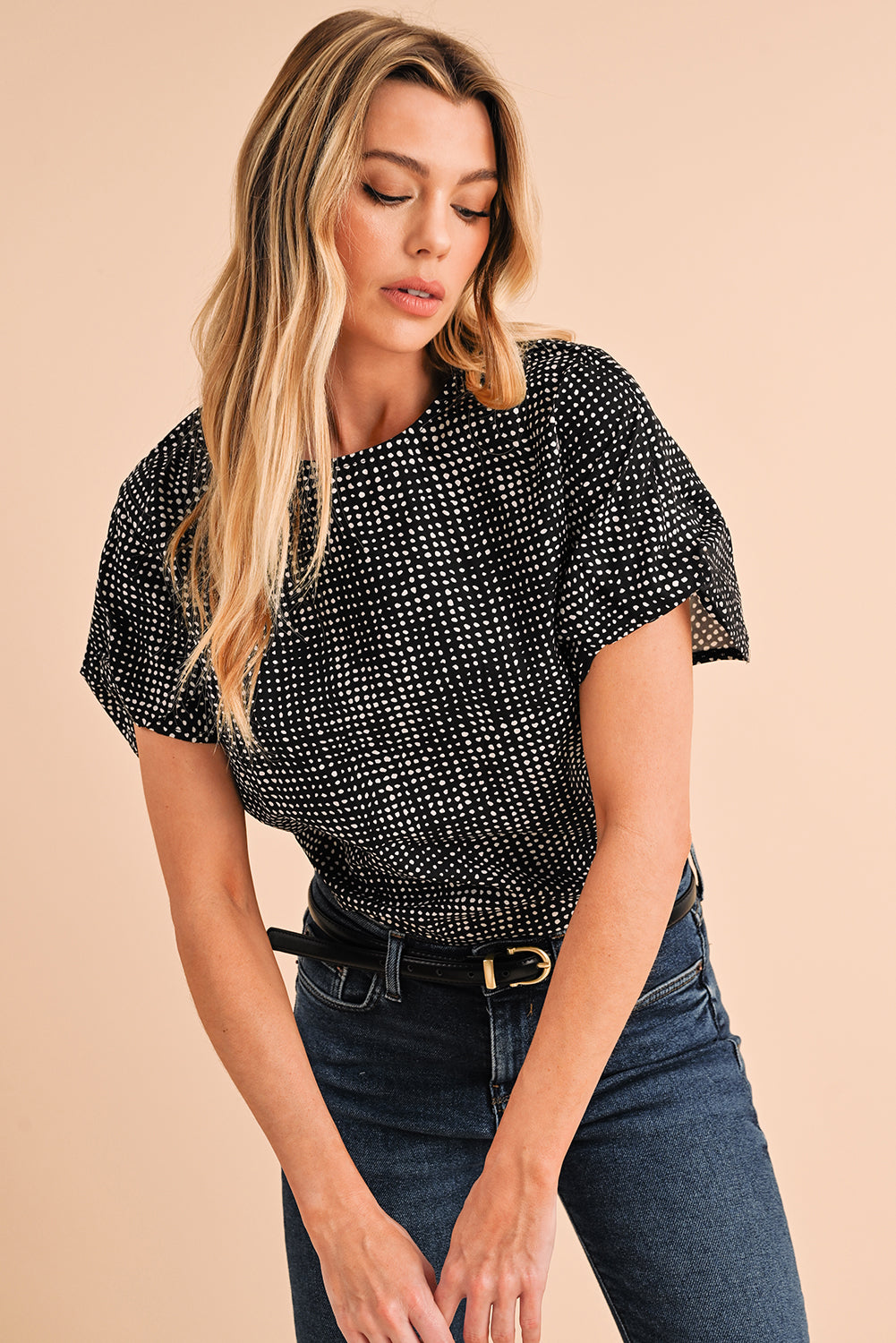 Black Dotted Puff Sleeve Round Neck BlouseMaterial:100%Polyester



		This blouse is designed with puff sleeves, which are characterized by their voluminous and gathered appearance.
	
	
		The blouse is 