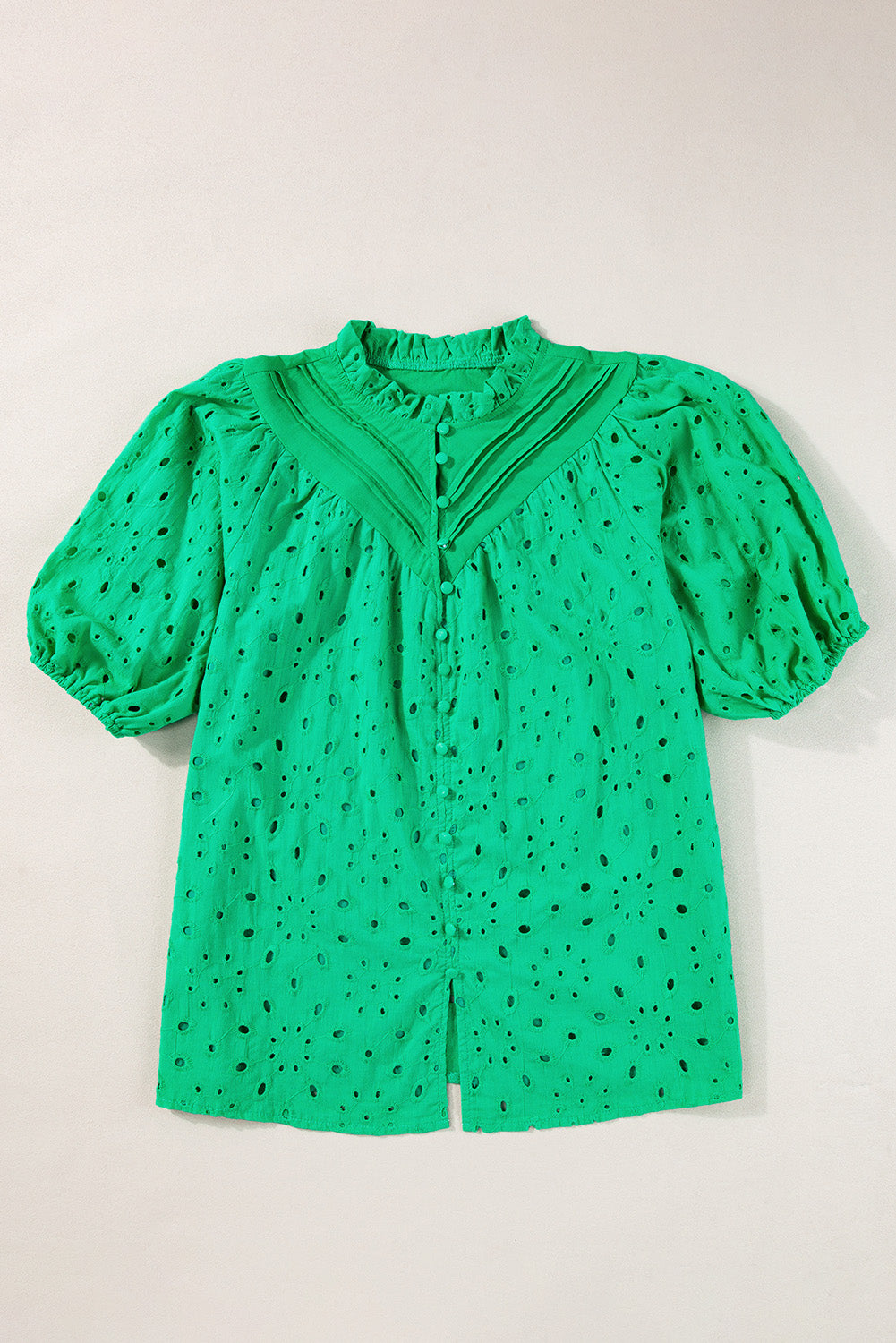 Green Flower Hollow-out Short Puff Sleeve BlouseMaterial:100%Cotton



		With charming floral details and hollow-out accents, this blouse offers a touch of elegance and femininity.
	
	
		Featuring short puff 