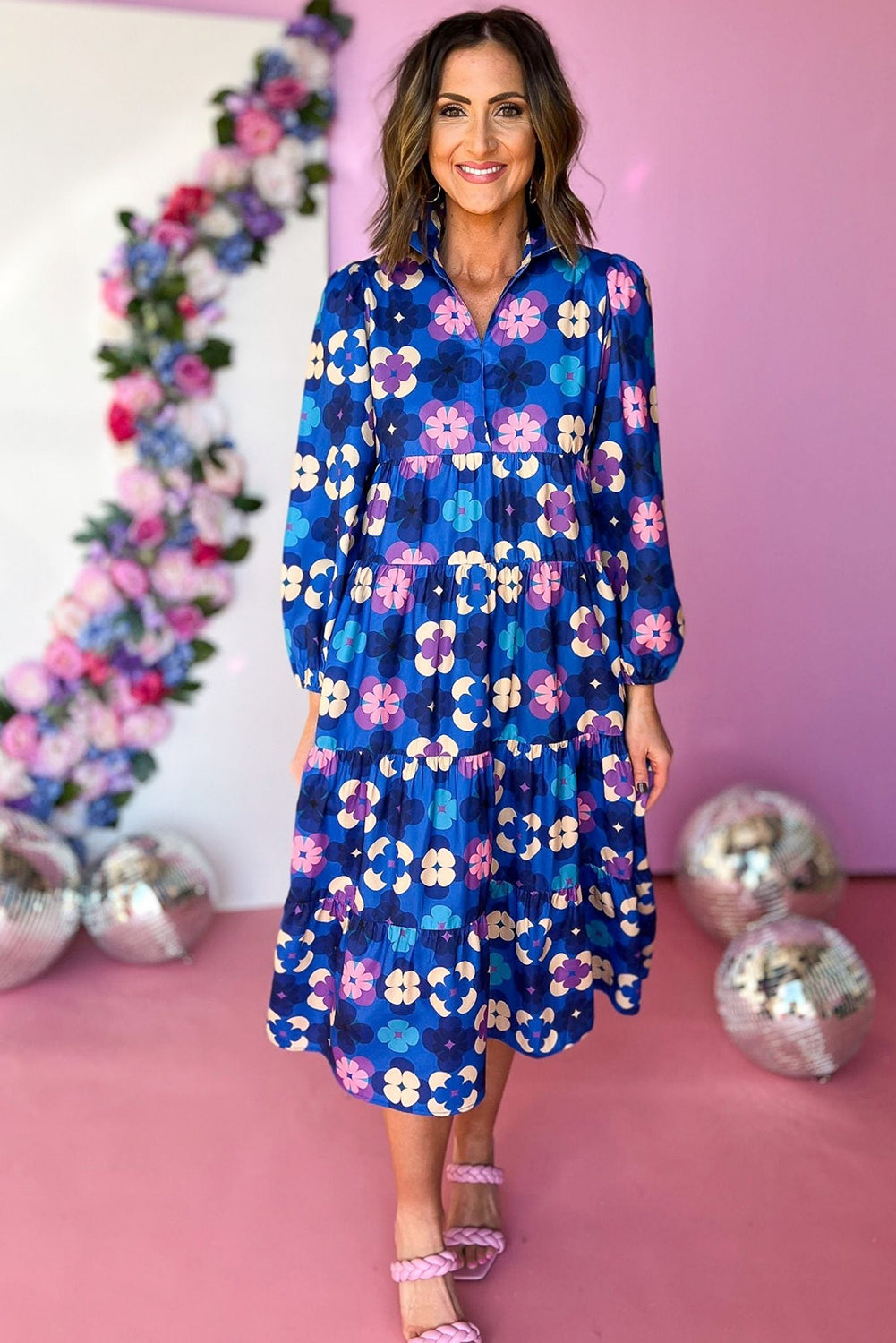 Blue Floral Peasant Sleeve Tiered Ruffle Midi DressMaterial:100%Polyester

• Embrace the charm of bohemian style with this midi dress, featuring a beautiful blue floral print that exudes effortless elegance.
• The 