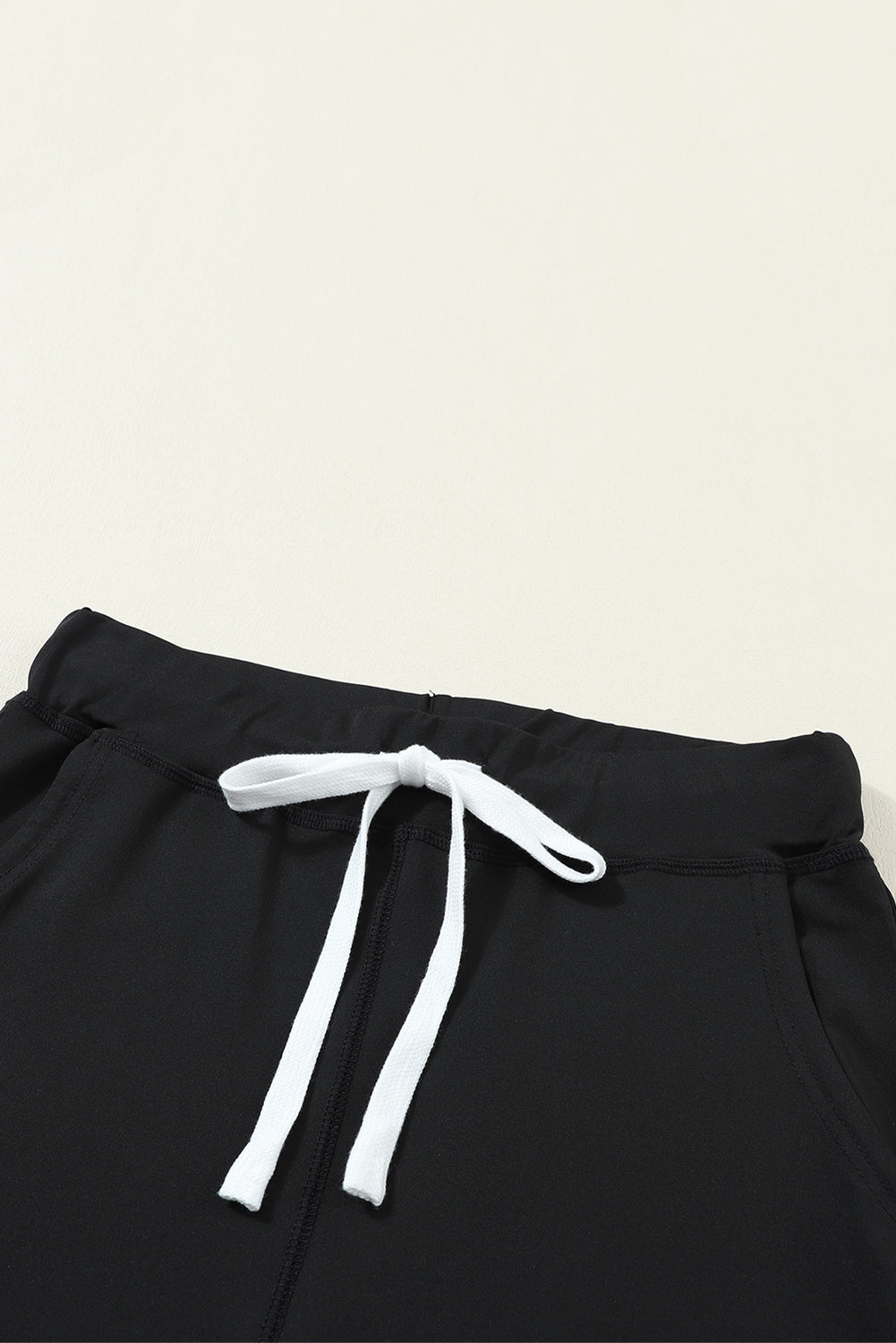 Black Casual Drawstring Drop Waist Pocketed JoggersMaterial:90%Polyester+10%Elastane



		Black can easily be paired with different tops and shoes, making it a go-to option for various outfits.
	
	
		The drawstr