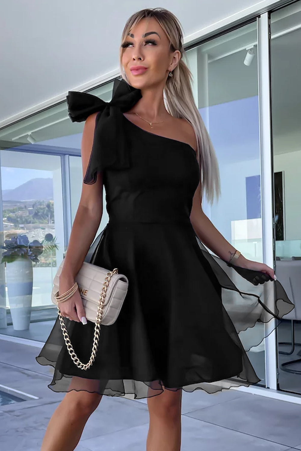 Black Bowtie One Shoulder Tulle Overlay Skater DressMaterial:92%Polyester+8%Elastane

• Stand out in the crowd with the chic dress, featuring a stylish one-shoulder design for a modern twist on a classic silhouette.
