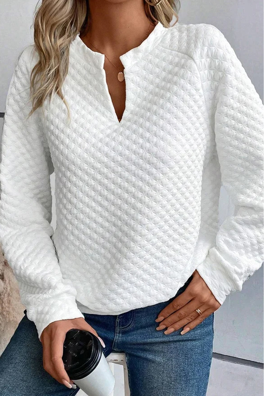 Black Quilted V-Neck Solid Color Long Sleeve TopMaterial:95%POLYESTER+5%ELASTANE



		The top is a classic and versatile piece that offers both comfort and style with its quilted texture and simple design.
	
	