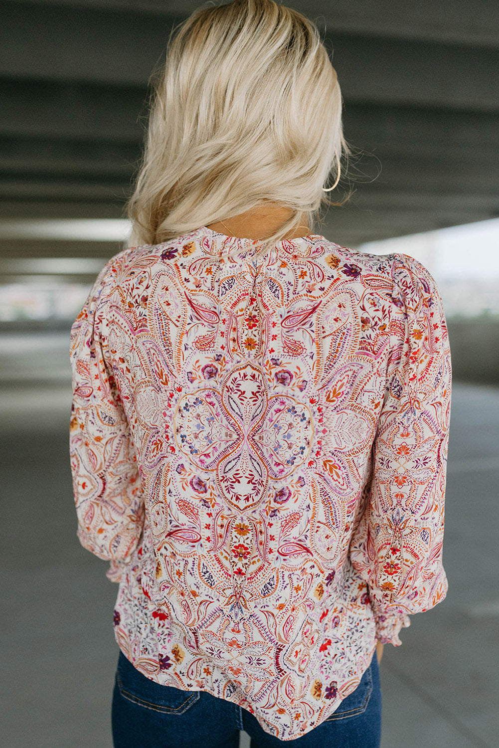 Red Boho Paisley Print Shirred Cuffs BlouseMaterial:100%Polyester



		The print is both elegant and playful, perfect for those who want to embrace their free-spirited side.
	
	
		The shirred cuffs on th