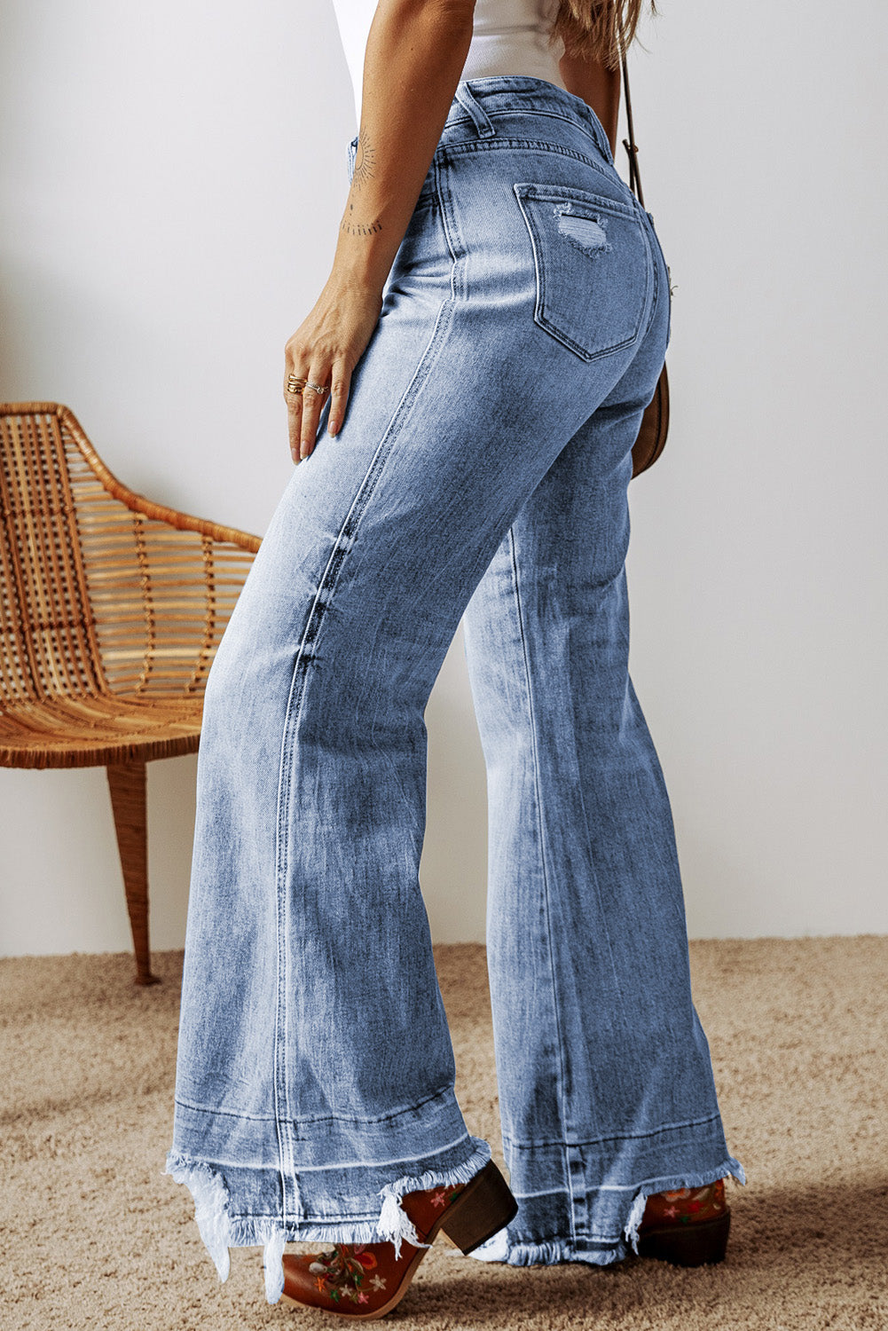 Ashleigh Blue Acid Wash Raw Hem High Waist Flared JeansMaterial:71%Cotton+27.5%Polyester+1.5%Elastane

• Embrace a retro-chic look with the jeans, perfect for casual outings or a stylish night out with friends. 
• The 