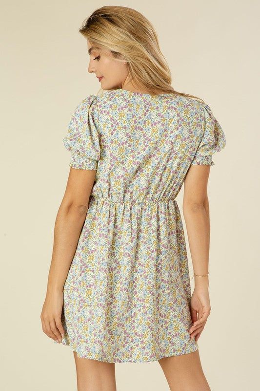 Floral V neck dress- Floral V neck dress- Pattern type : floral print - Neck line : V neck- Sleeve type : puff sleeves- Sleeve length : short sleeves- Stretch : no stretch- Sheer : lin