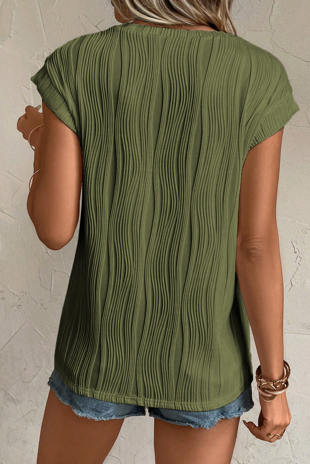 Jungle Green Wavy Textured Cap Sleeve TopMaterial:90%Polyester+10%Elastane


	


		The top features a unique wavy texture, adding a touch of visual interest to your outfit.
	
	
		Made from a soft and