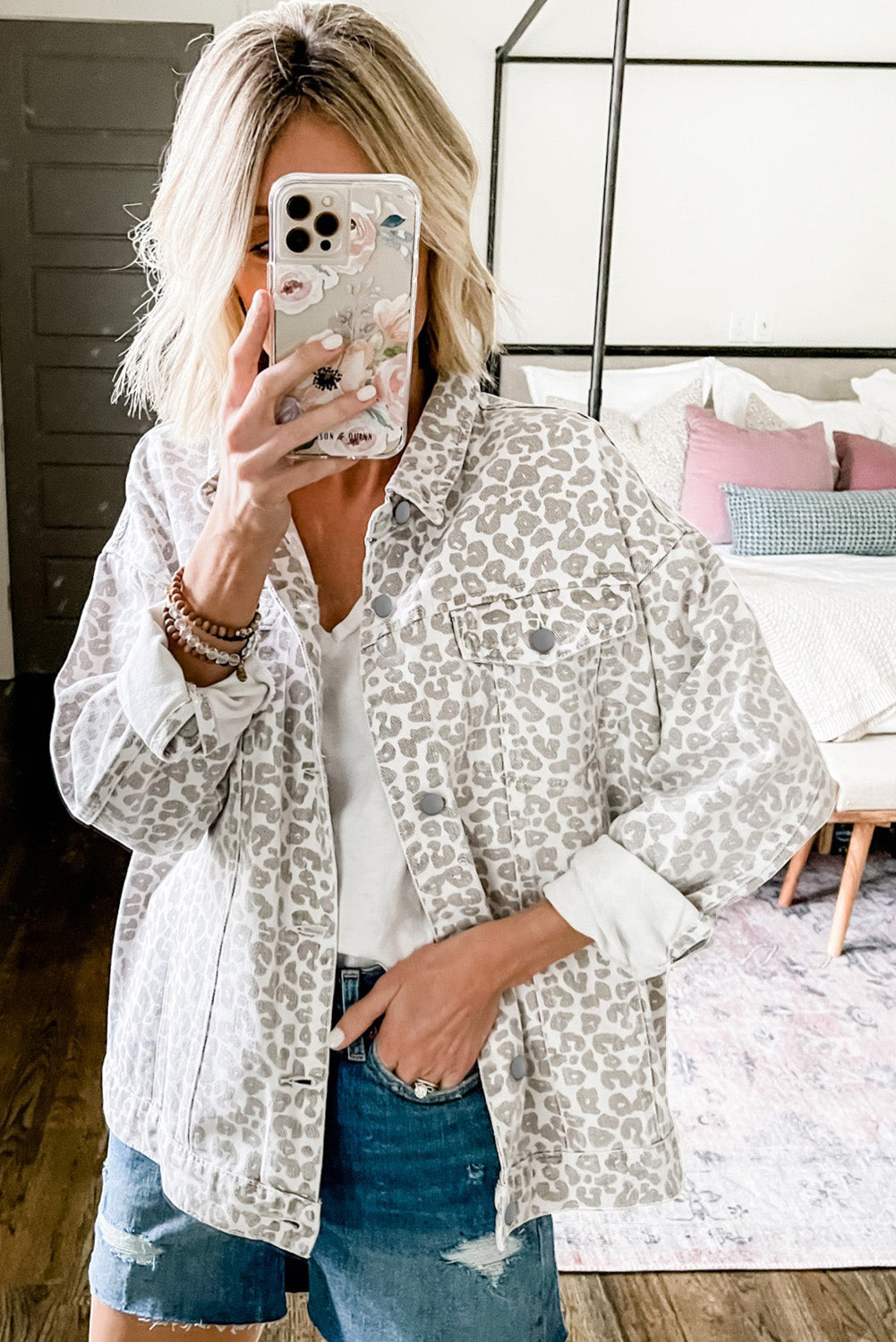 White Leopard Printed Flap Pocket Denim JacketMaterial:60%Cotton+40%Polyester

• Stand out in style with this jacket, featuring a bold print that adds a touch of wild sophistication to your look.
• Crafted wit