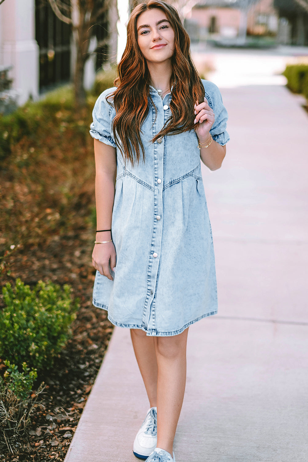 Blue Mineral Washed Ruffled Short Sleeve Pocketed Denim DressMaterial:82%Cotton+10%Polyester+8%Viscose



		This denim dress features short sleeves and a ruffled detail, adding a feminine and playful touch to the design.
	
