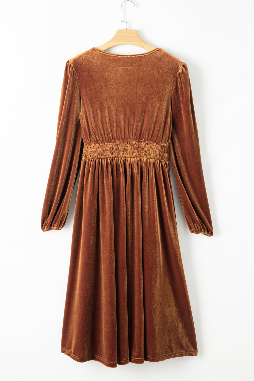 Camel Wrap V Neck Smocked High Waist Velvet Midi DressMaterial:95%POLYESTER+5%ELASTANE



		The midi dress is an elegant and luxurious dress that exudes sophistication. It features a wrap-style bodice with a V-necklin