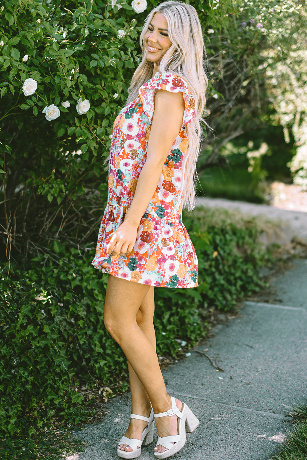 Purple Floral Print Split Neck Ruffle Mini DressMaterial:81%Viscose+19%Polyamide

• Embrace an enchanting aura with the mesmerizing purple floral print that adorns this boho-chic mini dress, perfect for garden pa