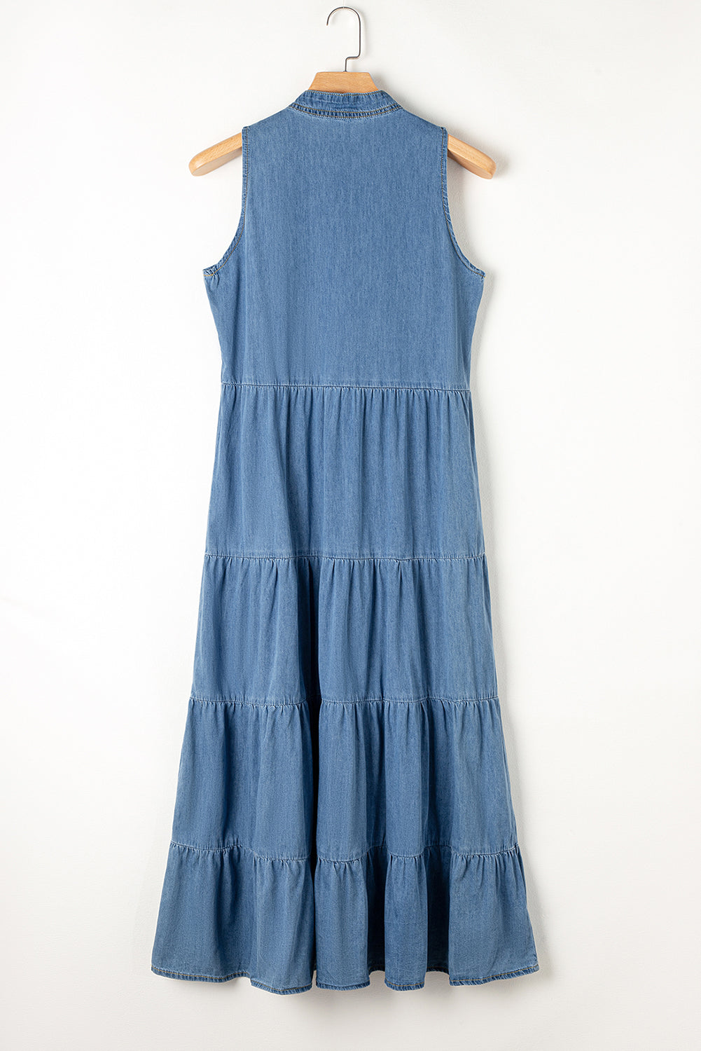 Blue Sleeveless Tiered Chambray Maxi DressMaterial:95%Cotton+5%Polyester


	


		This maxi dress is perfect for summer. The lightweight and airy silhouette is comfortable and breathable. 
	
	
		The ch