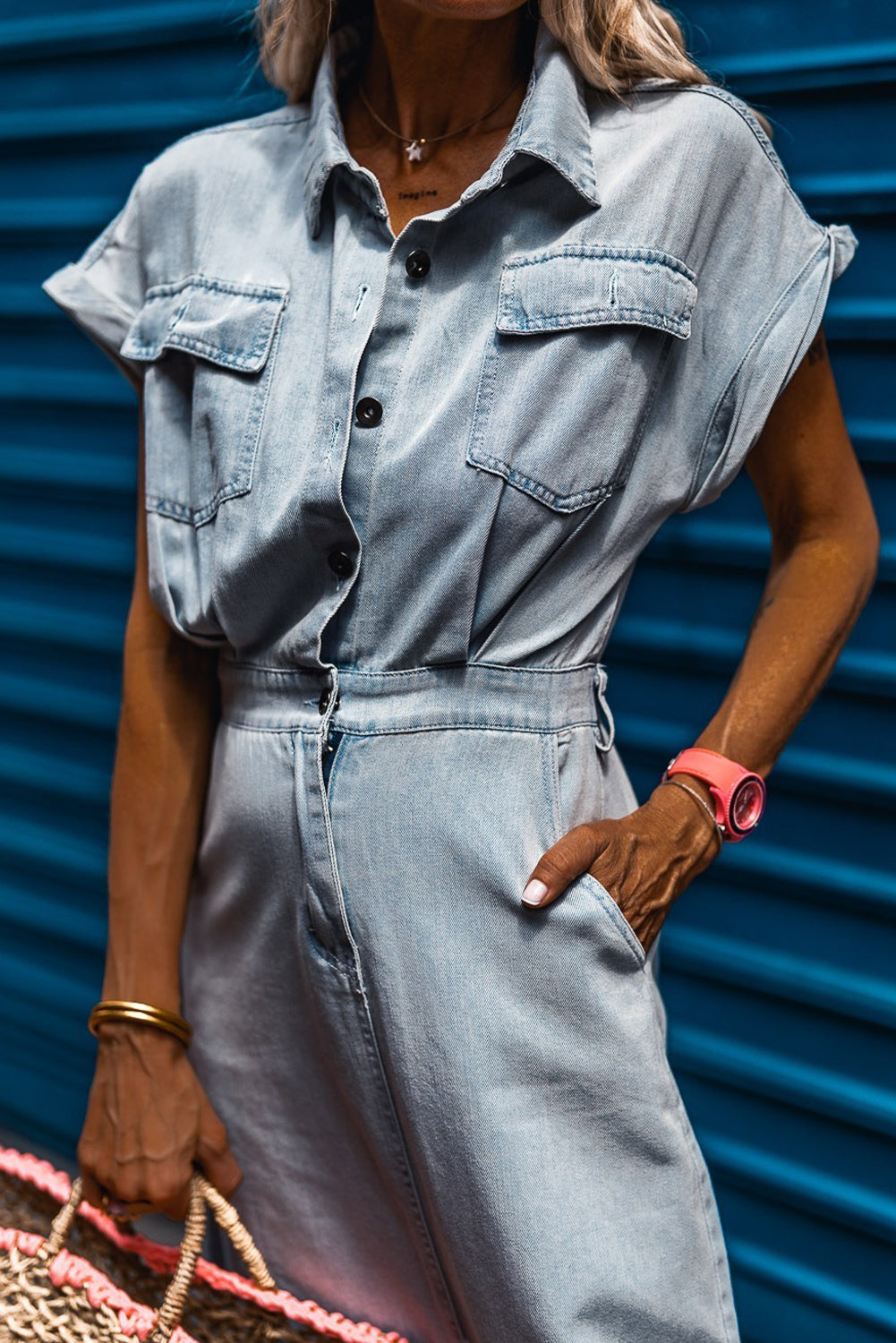 Beau Blue Short Batwing Sleeve Slit Back Denim Maxi DressMaterial:82%Cotton+10%Polyester+8%Viscose



		Embrace a vintage-inspired look with this denim dress featuring a light wash hue. 
	
	
		The classic and popular 