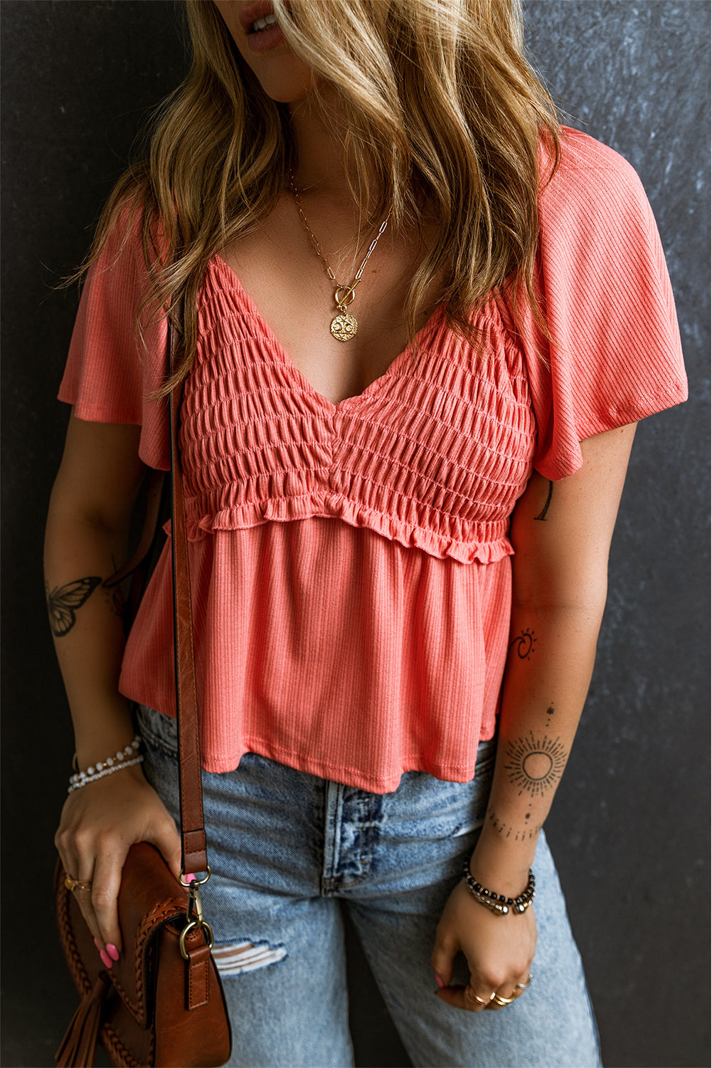 Tomato Red Shirred V Neck Short Flutter Sleeve Textured BlouseMaterial:95%POLYESTER+5%ELASTANE



		The blouse is a charming and feminine top featuring a shirred V-neckline and delicate flutter sleeves, adding a touch of eleg