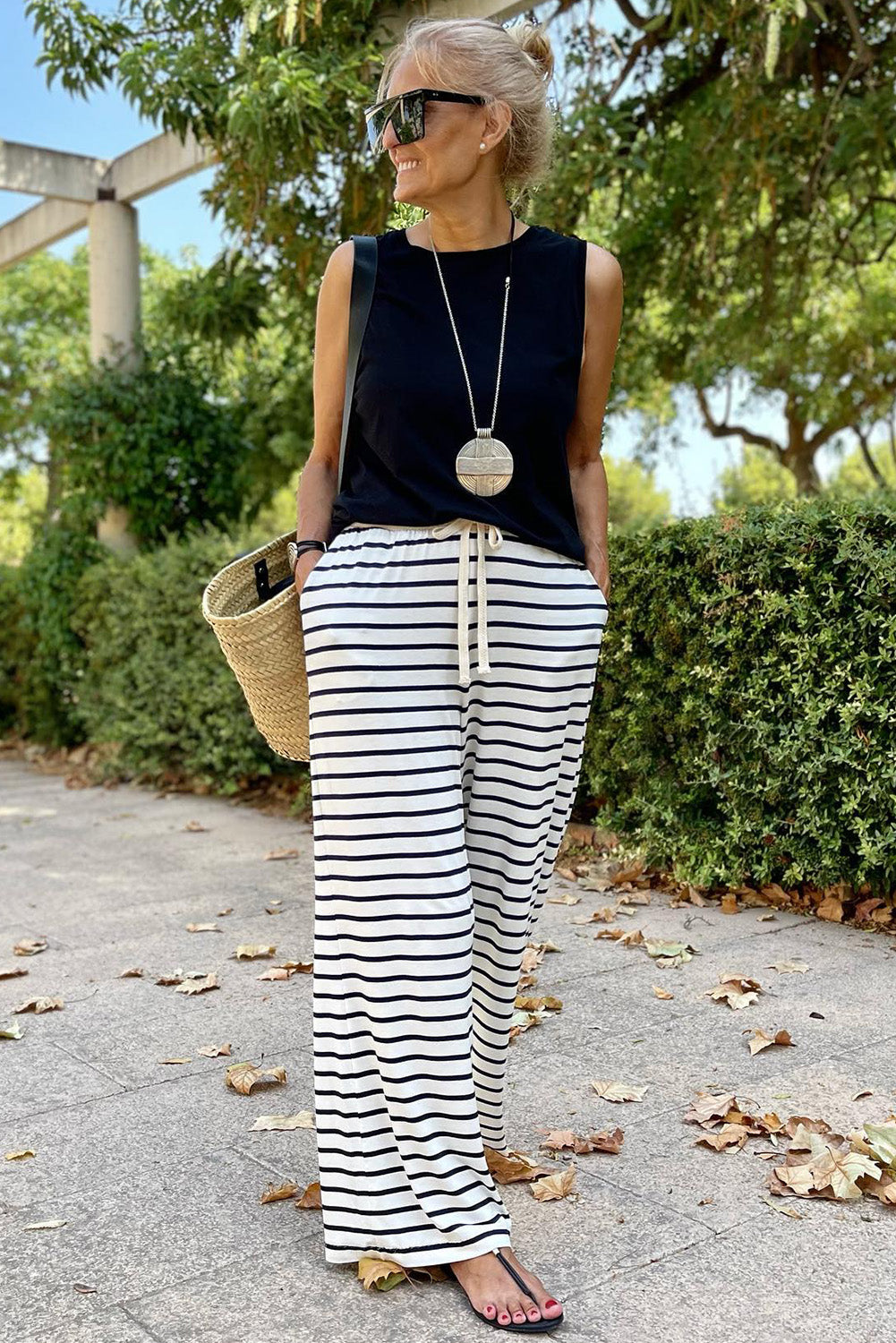 White Striped Casual Drawstring Wide Leg Pants with PocketsMaterial:85%Polyester+10%Cotton+5%Elastane



		•Ideal for casual occasions and warmer weather.
	
	
		•Adjustable drawstring waist for a customizable fit.
	
	