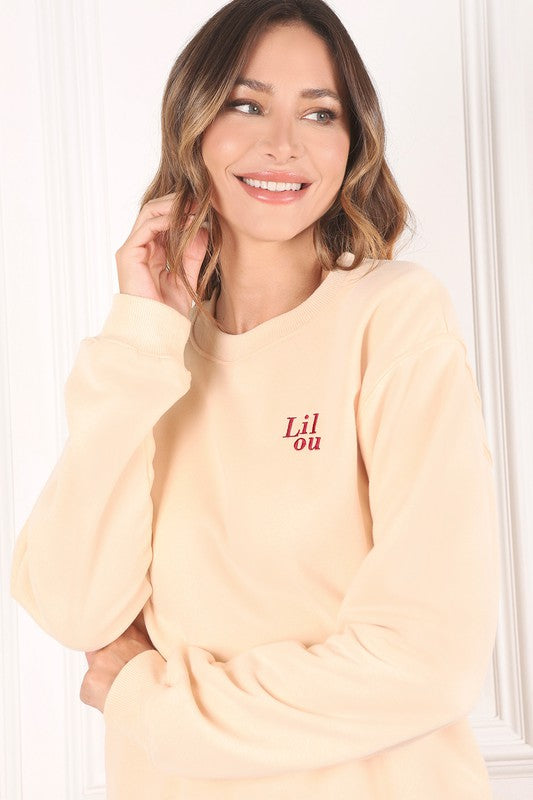 Cream sweat shirt with embo- Cream sweat shirt with logo embroidery, soft handfeel with peach finish, rib binding at neck and cuff- Pattern type : solid- Neck line : round neck- Sleeve type : 