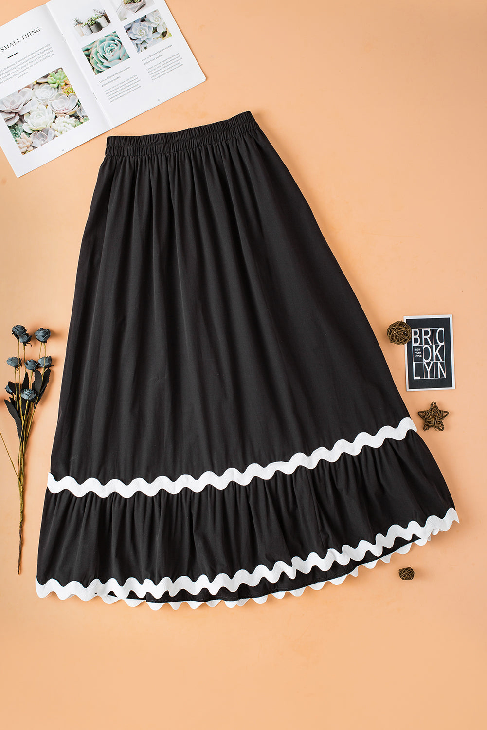 Black Ric Rac Trim High Waist Maxi SkirtMaterial:100%Cotton

• Effortlessly chic, the maxi skirt is perfect for a casual day out or a date night. Its timeless black color complements any outfit choice.
•