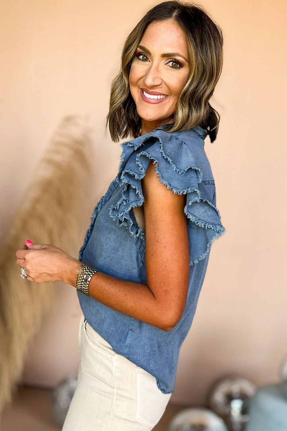 Beau Blue Button Front Ruffled Flutter Frayed Denim TopMaterial:100%Cotton



		The ruffled flutter sleeves create a playful and flirty look, adding movement and charm to the overall design.
	
	
		The frayed detaili