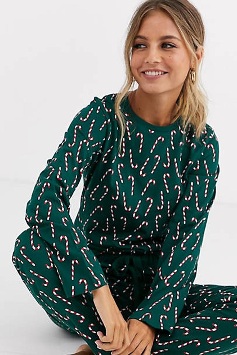 Green Christmas Candy Cane Printed Top and Pants Loungewear SetMaterial:95%Polyester+5%Elastane

• Festive green color brings a touch of holiday spirit to your loungewear collection. 
• Unique candy cane print adds a fun and p