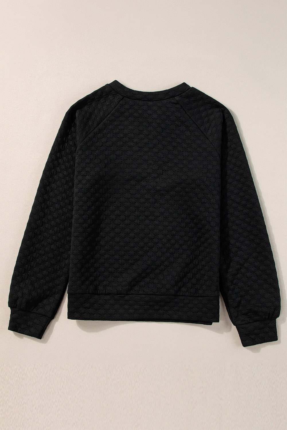 Black Quilted V-Neck Solid Color Long Sleeve TopMaterial:95%POLYESTER+5%ELASTANE



		The top is a classic and versatile piece that offers both comfort and style with its quilted texture and simple design.
	
	