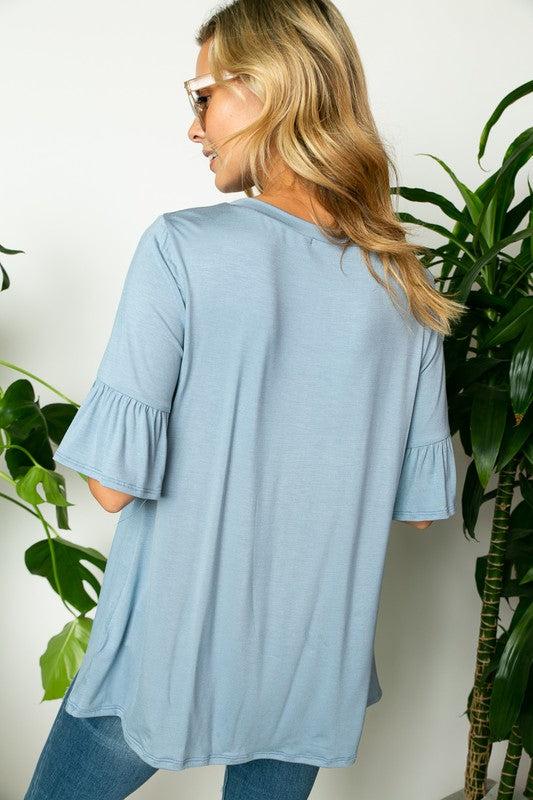 PLUS SOLID RUFFLE SLEEVE LOOSE TOPSOLID JERSEY ROUND NECK HALF RUFFLE SLEEVE LOOSE FIT PLUS TOP95% RAYON, 5% SPANDEX MADE IN USA1X/2X/3X 2-2-2
Style: Casual
Print / Pattern: SOLID
Fit: LOOSE FIT 
Nec