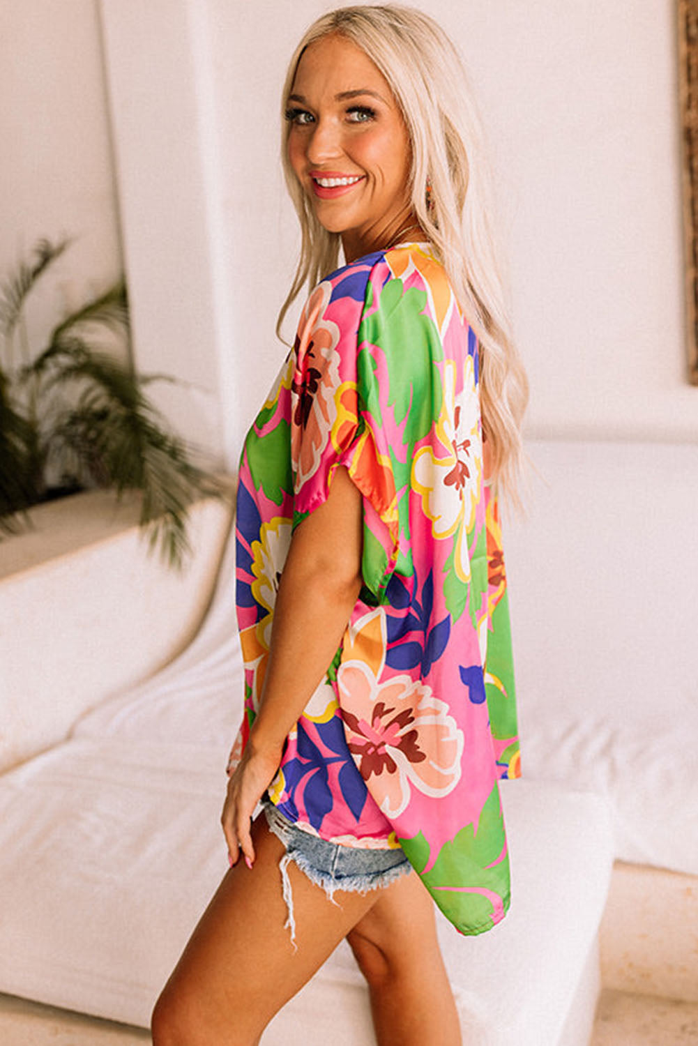 Pink Floral Print V Neck Oversized Short Sleeve BlouseMaterial:100%Polyester



		•Features a beautiful and vibrant floral print that adds color and liveliness to any outfit.
	
	
		•Comes with a stylish and trendy 