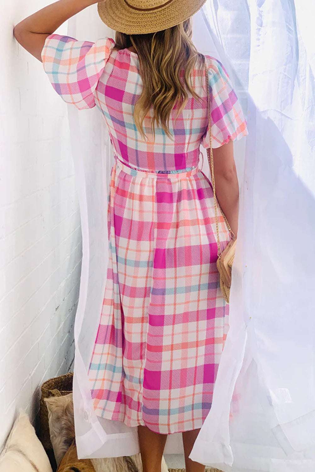 Pink Checkered Puff Sleeve Belted Midi DressMaterial:100%Polyester

• Embrace a charming look with the dress, featuring a delightful pink hue that adds a touch of femininity to any outfit.
• The knot detail 