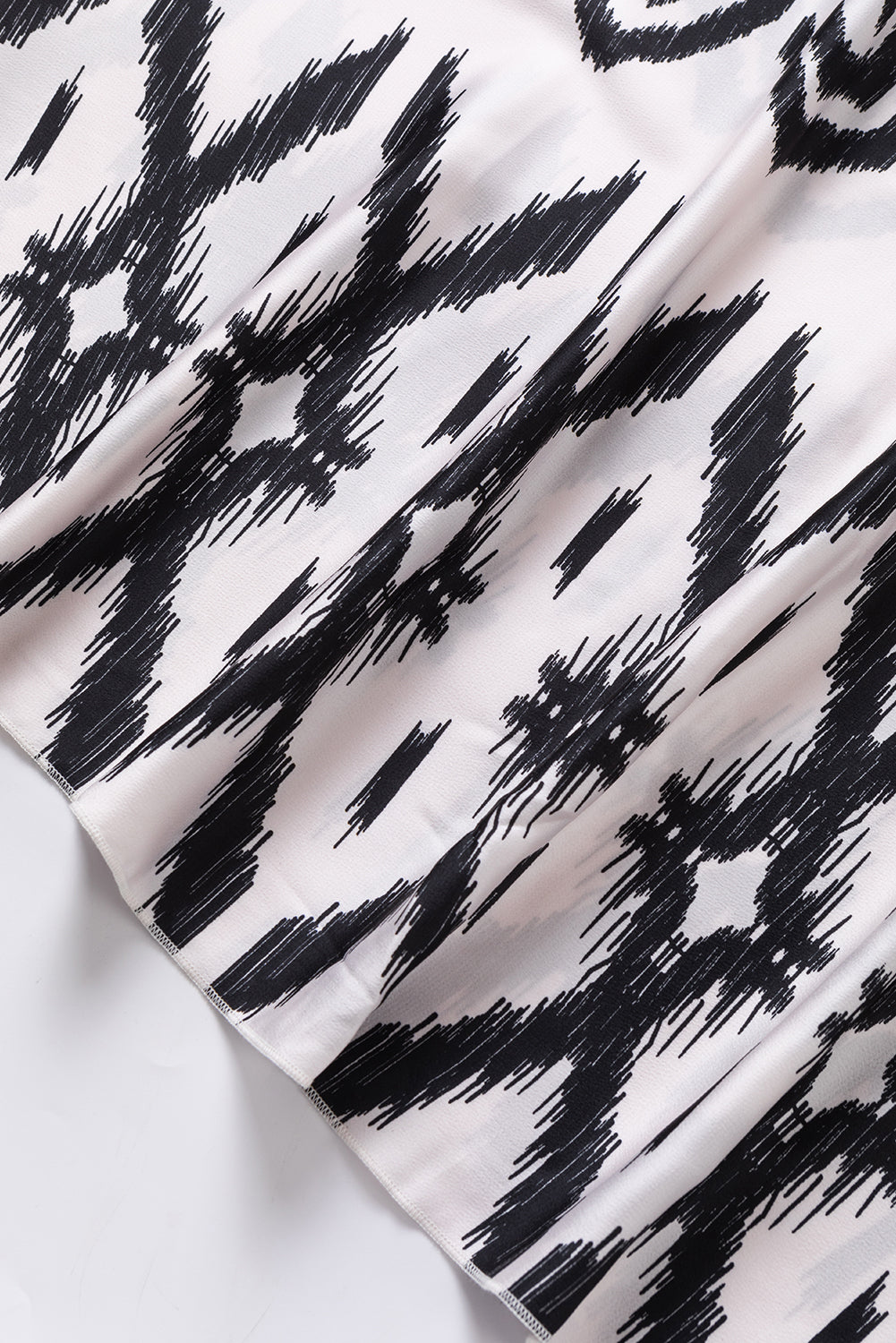 Black Geometric Printed Spaghetti Strap Vacation SundressMaterial:100%Polyester


	


		The sundress is made from a lightweight and breathable fabric, perfect for staying cool and comfortable during warm weather.
	
	