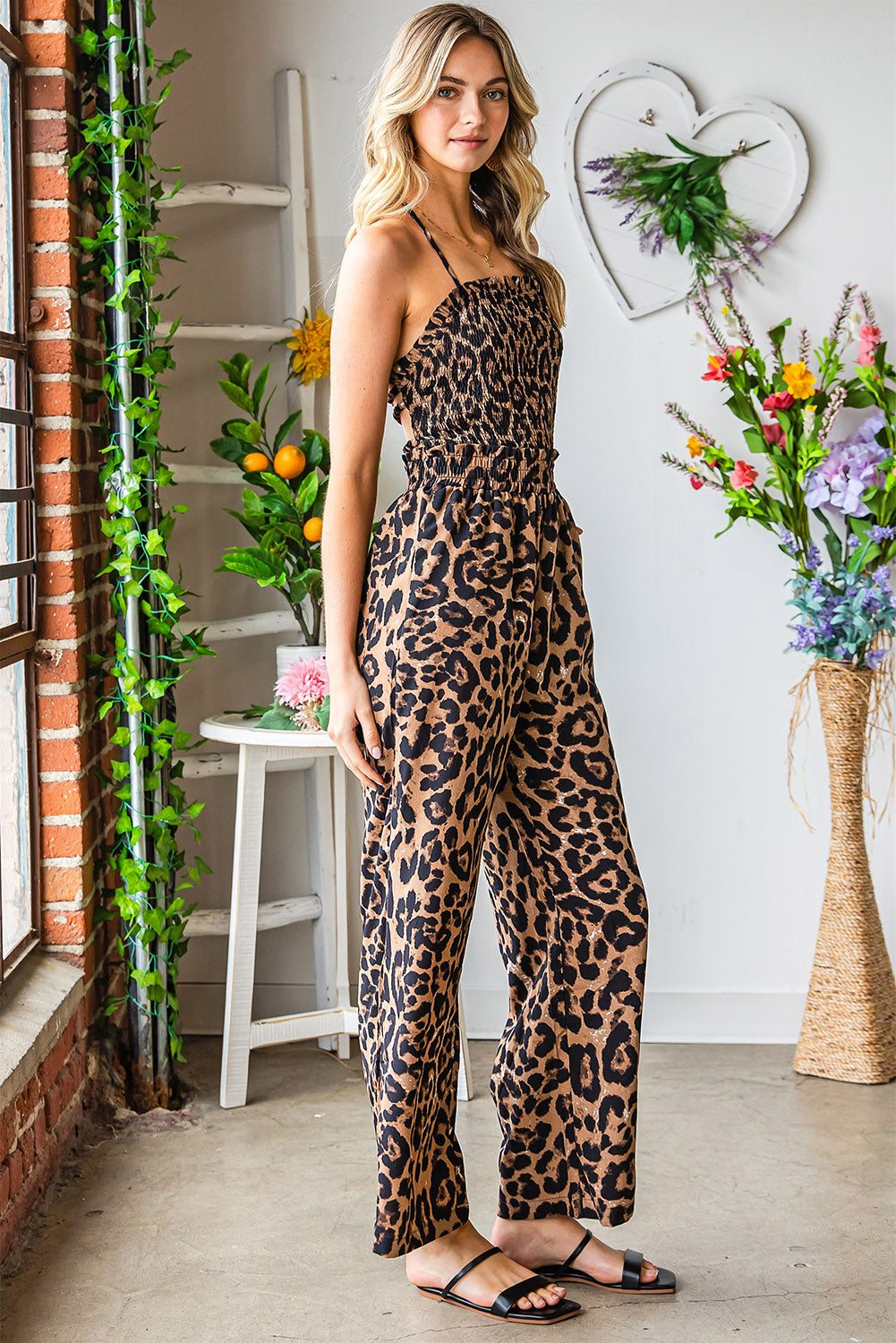 Cheetah Print Sexy Halter Backless Wide Leg JumpsuitMaterial:100%Polyester



		This leopard jumpsuit
is very sexy with a halter neck and sleeveless silhouette
	
	
		Smocked bust is chic
and elastic, cozy when 