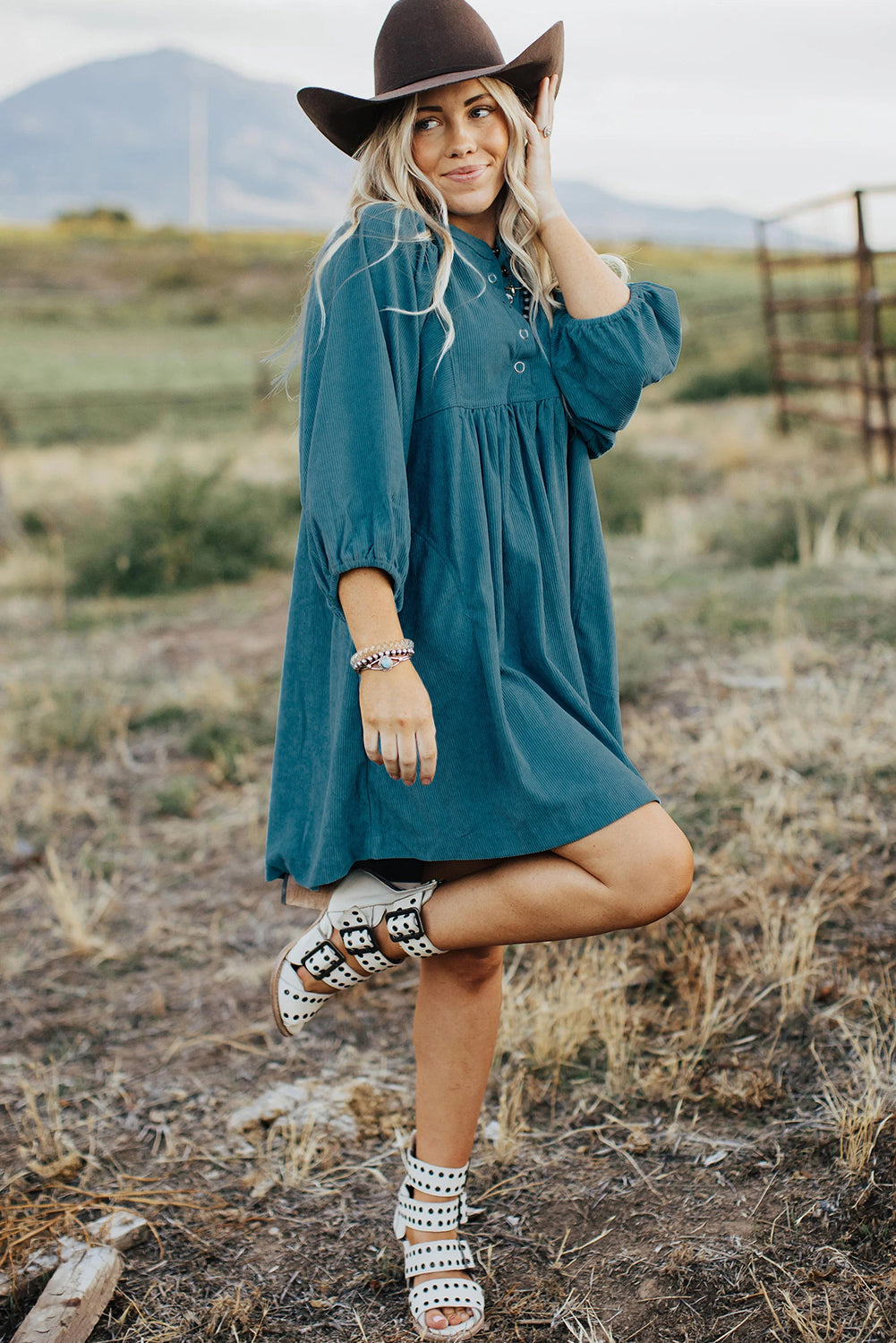 Light Blue Snap Button Empire Waist Lantern Sleeve Corduroy DressMaterial:100%Polyester

• Effortlessly chic, the mini dress exudes laid-back elegance with its soothing color and relaxed fit. 
• The soft corduroy fabric of this 