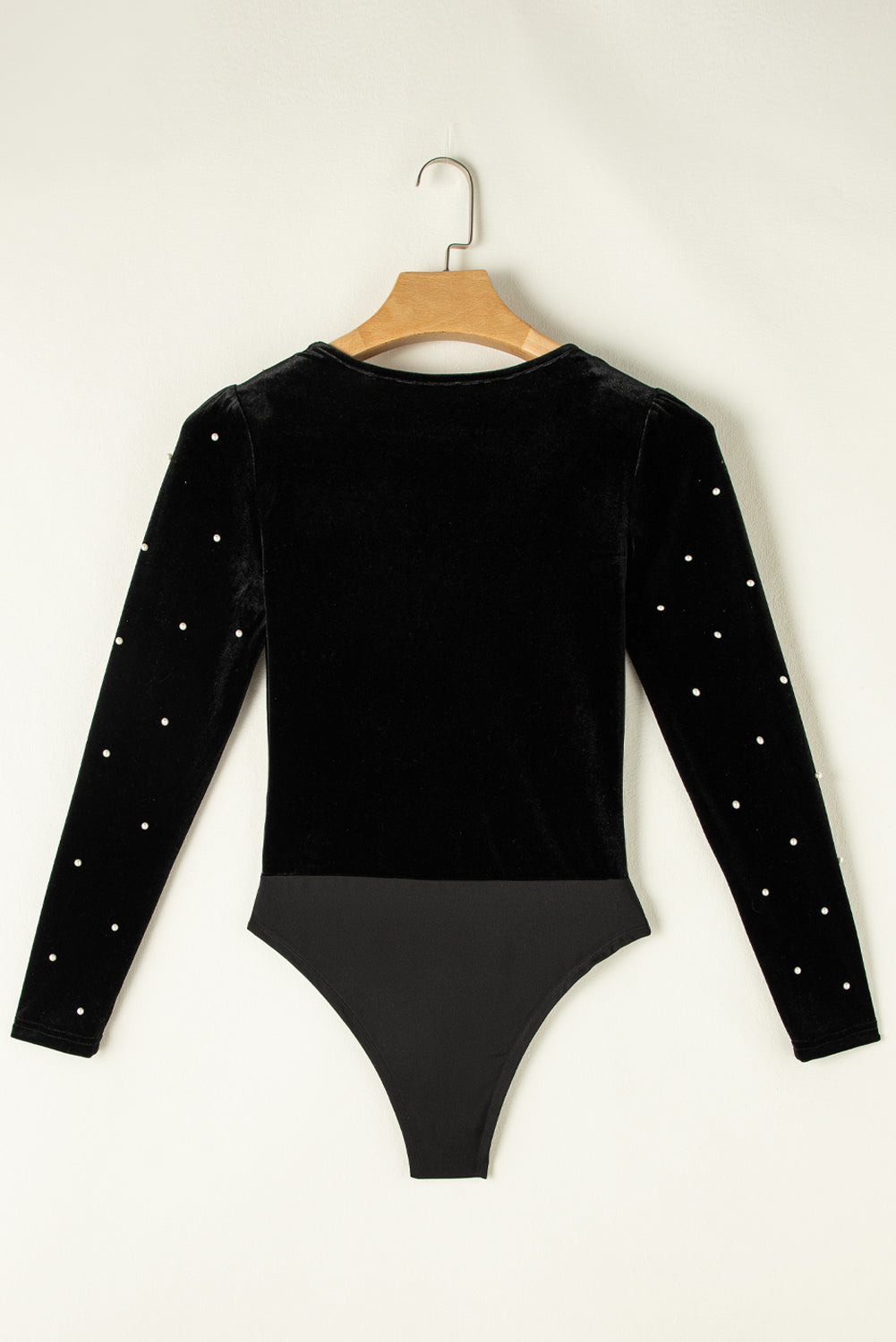 Black Velvet Beaded Long Sleeve V Neck BodysuitMaterial:95%Polyester+5%Elastane

• Radiate elegance in the bodysuit adorned with shimmering pearls, perfect for a night out at the club or a sophisticated cocktail