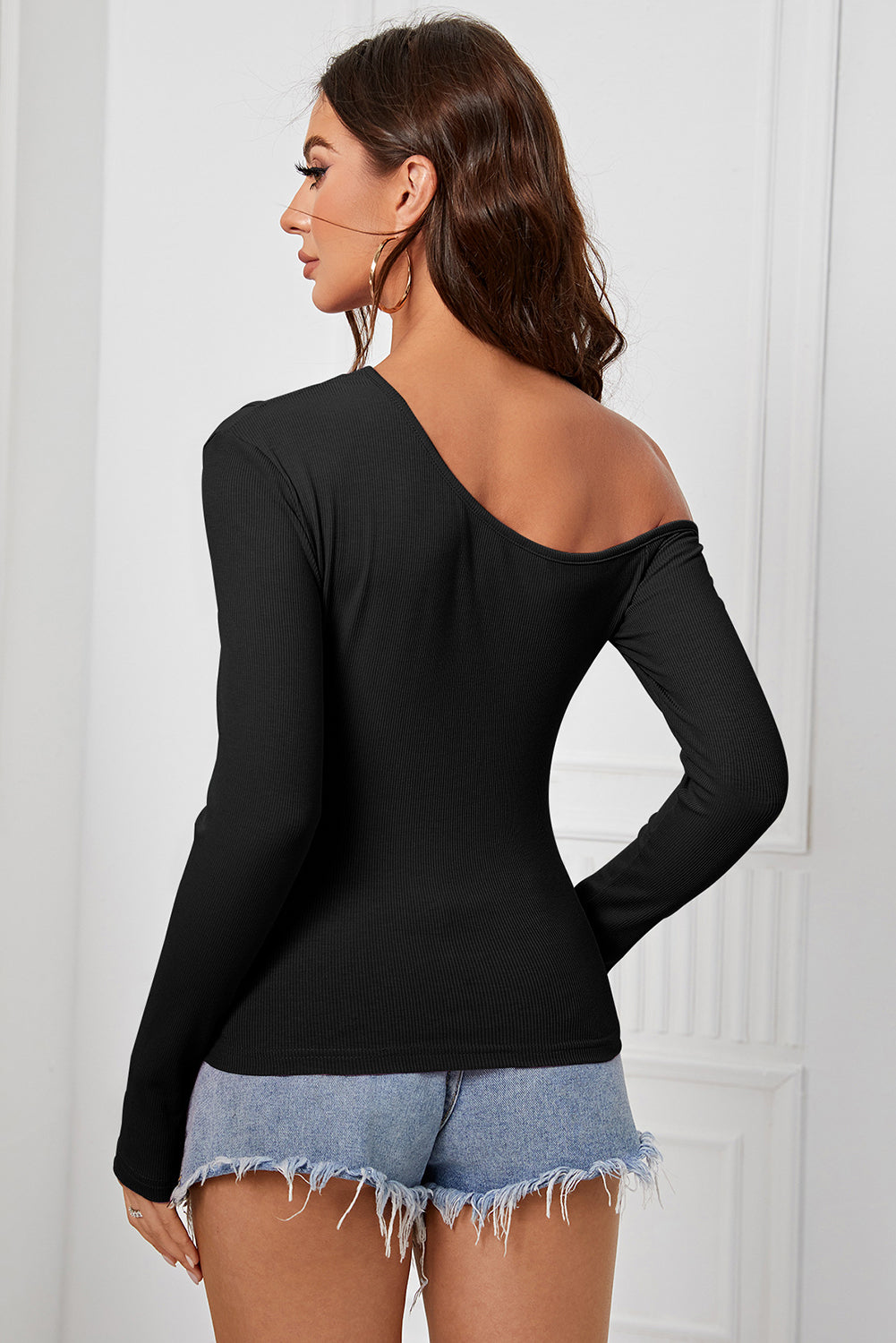 Black Slanted Shoulder Long Sleeve Irregular Knit Blouse• Effortlessly chic in black, this knit blouse features a slanted shoulder design that adds a modern twist to your outfit. 
• Stay on-trend with the cold shoulder d