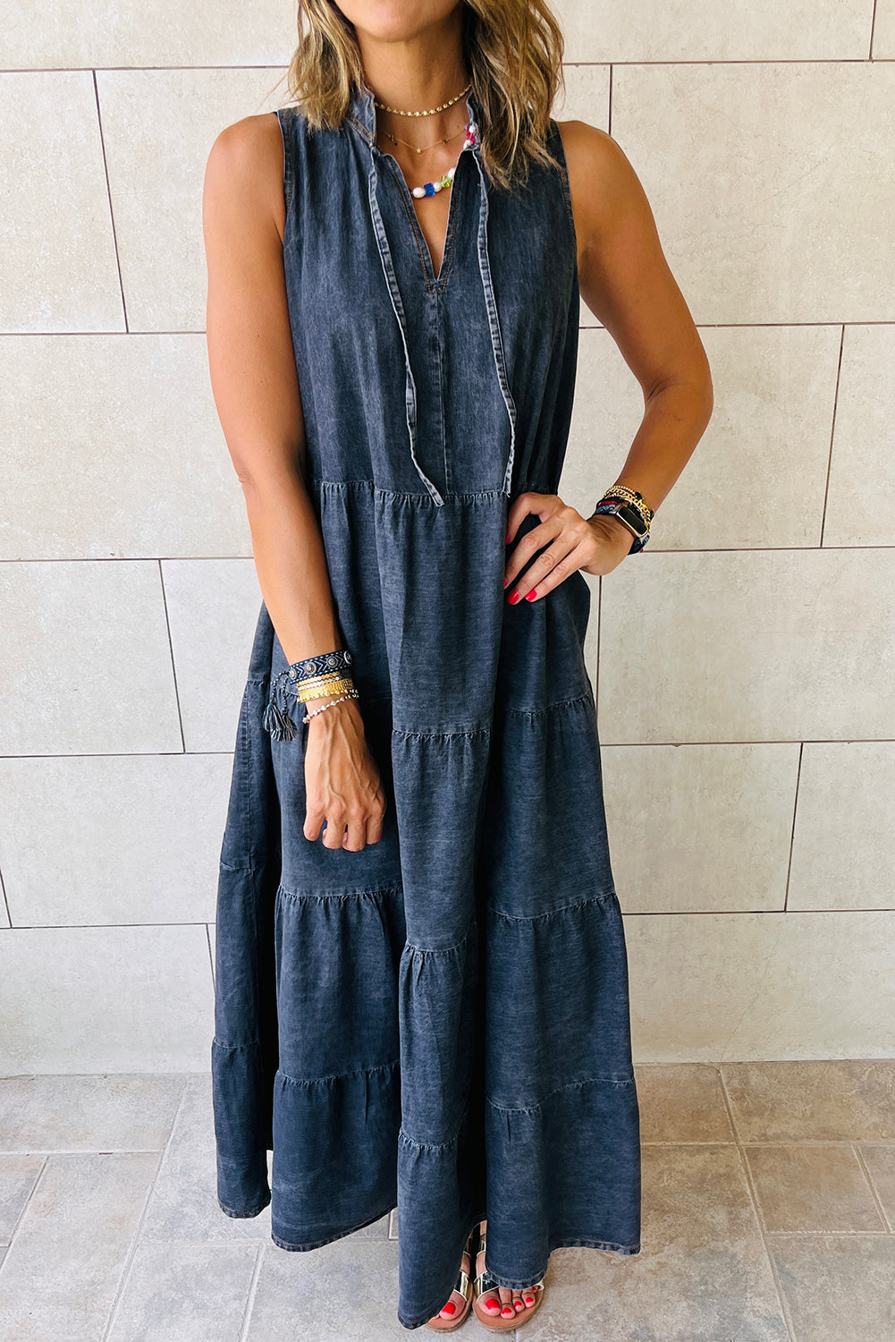 Blue Sleeveless Tiered Chambray Maxi DressMaterial:95%Cotton+5%Polyester


	


		This maxi dress is perfect for summer. The lightweight and airy silhouette is comfortable and breathable. 
	
	
		The ch