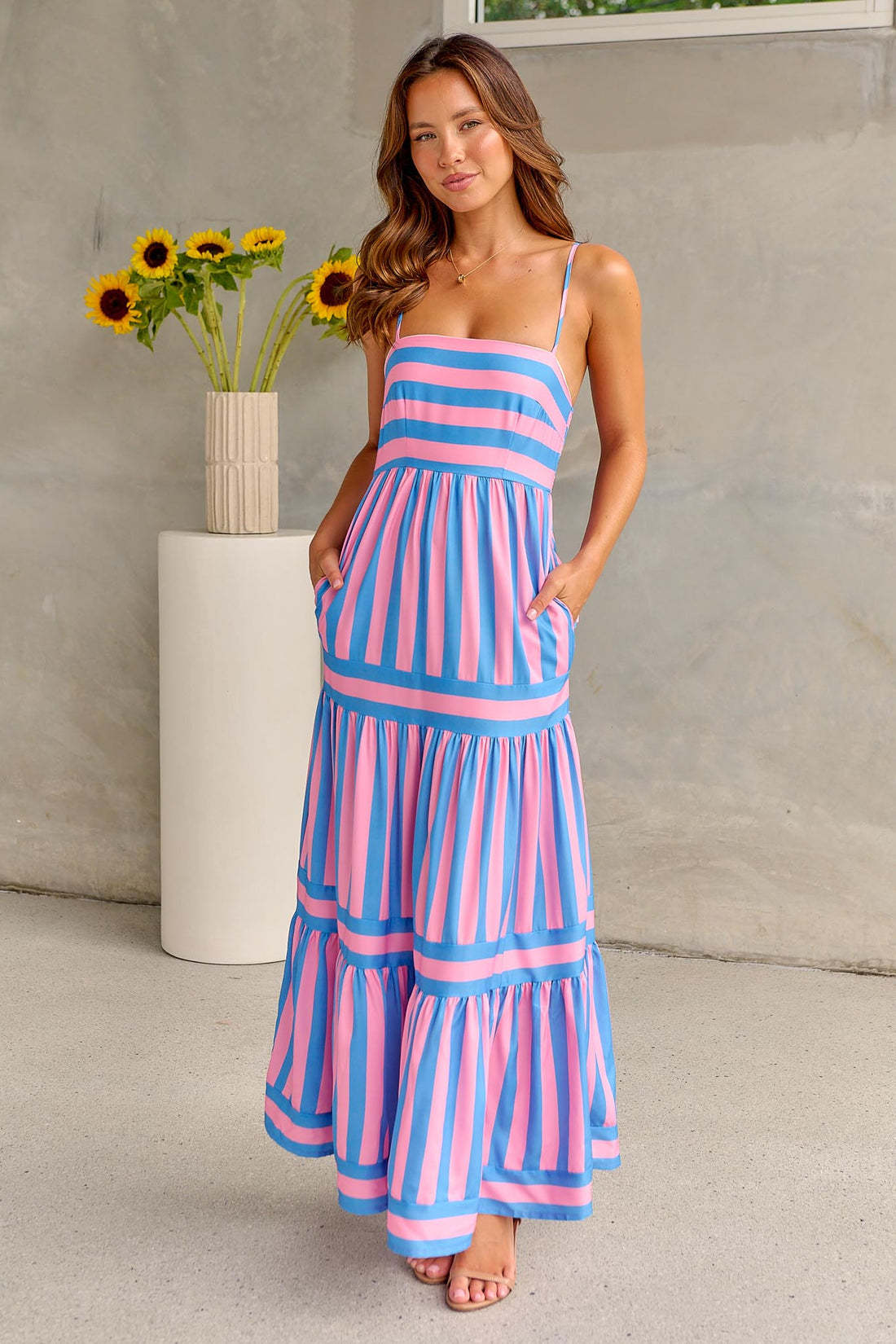 Pink Stripe Print Shirred Backless Pocket Maxi DressMaterial:95%Polyester+5%Elastane

• The dress features a trendy striped design that exudes casual charm, perfect for everyday wear.
• The shirred detailing on the 