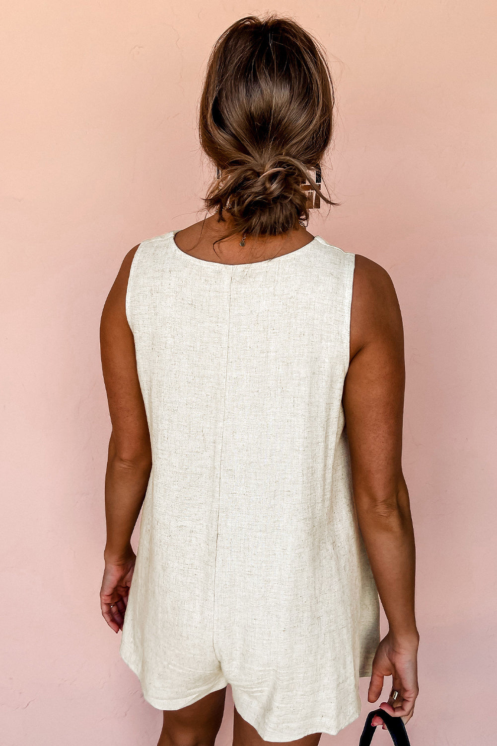 Beige V Neck Buttoned Front Chest Pocket Sleeveless RomperMaterial:92%Viscose+8%Linen

• Effortlessly chic, this romper exudes casual sophistication with its plain design and convenient chest pocket, perfect for a day out 