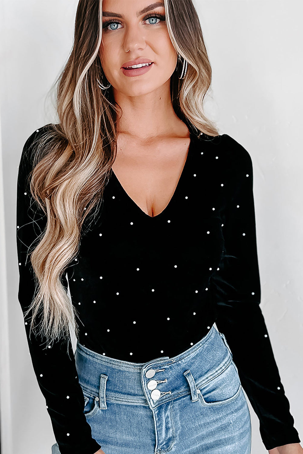 Black Velvet Beaded Long Sleeve V Neck BodysuitMaterial:95%Polyester+5%Elastane

• Radiate elegance in the bodysuit adorned with shimmering pearls, perfect for a night out at the club or a sophisticated cocktail