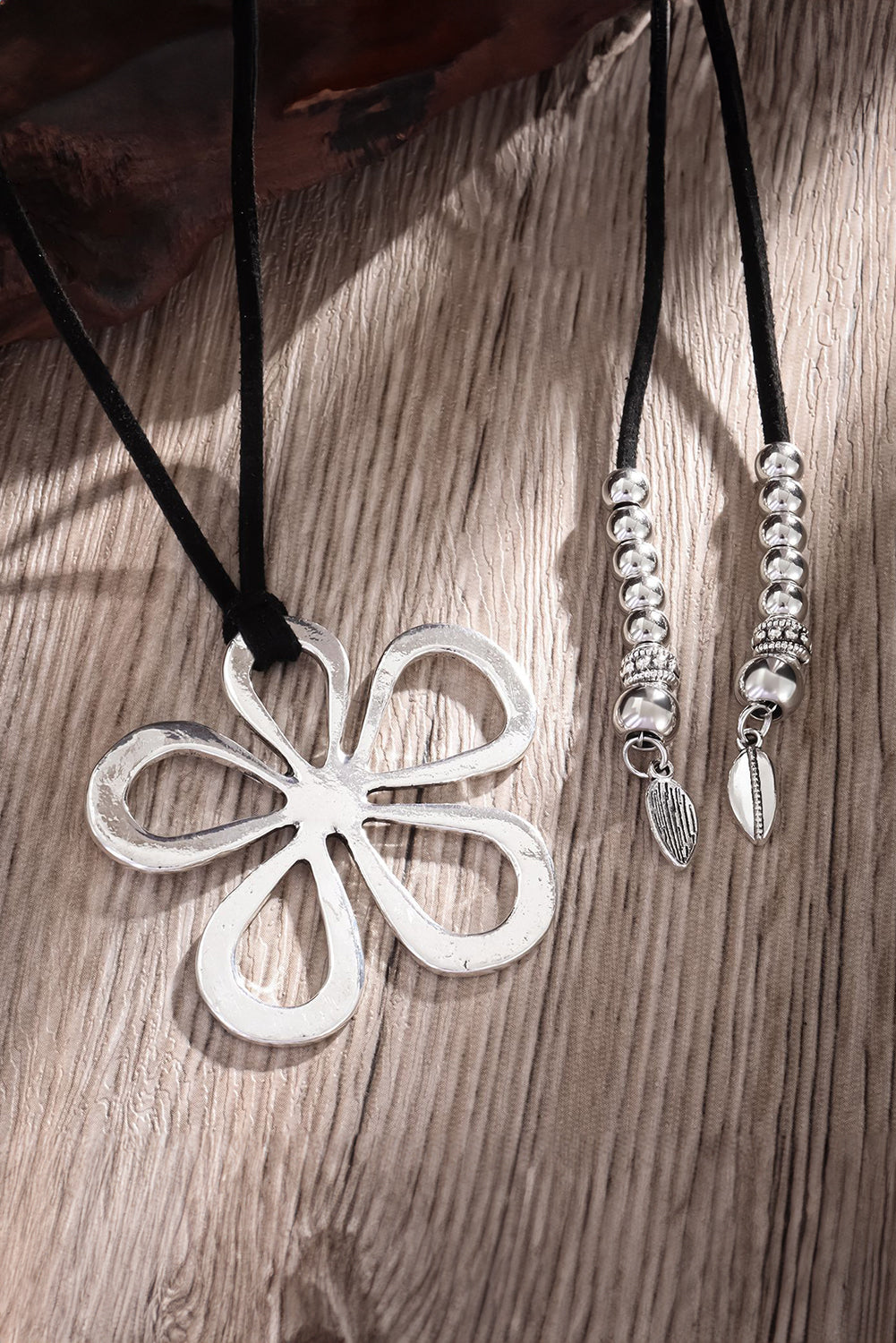 Silvery Hollow Out Floral Leather Rope Y-shaped NecklaceMaterial:100%Alloy



		Intricately designed hollow-out floral pendant
	
	
		Elegant Y-shaped style with leather rope
	
	
		Perfect for both casual and forma