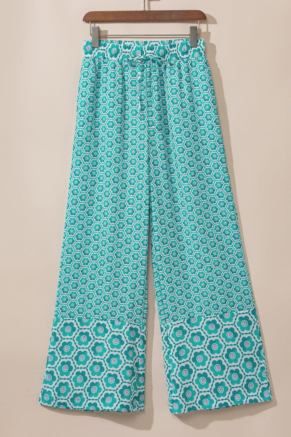 Green Boho Geometric Print Drawstring High Waist Flared PantsMaterial:100%Polyester

• Elevate your daily style with these pants, featuring a high waist design for a flattering silhouette.
• The intricate geometric print add