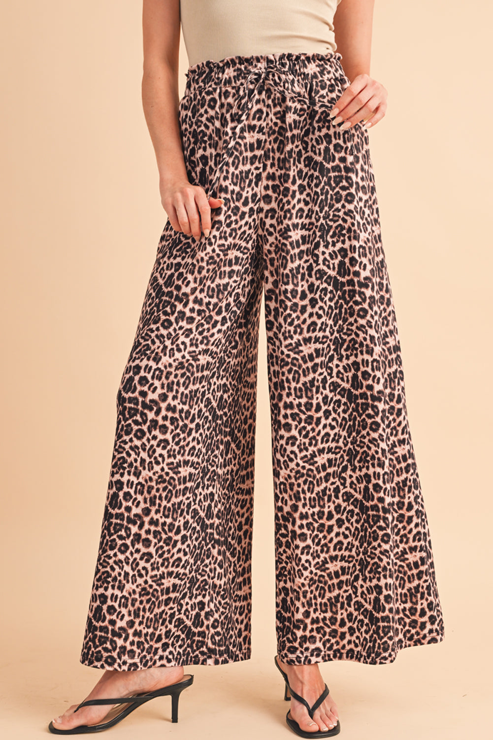 Beige Boho Leopard Print Wide Leg PantsMaterial:95%Polyester+5%Elastane



		Achieve a fierce and wild look with these animal print pants. 
	
	
		The oversized fit and wide-leg design infuse a chic b