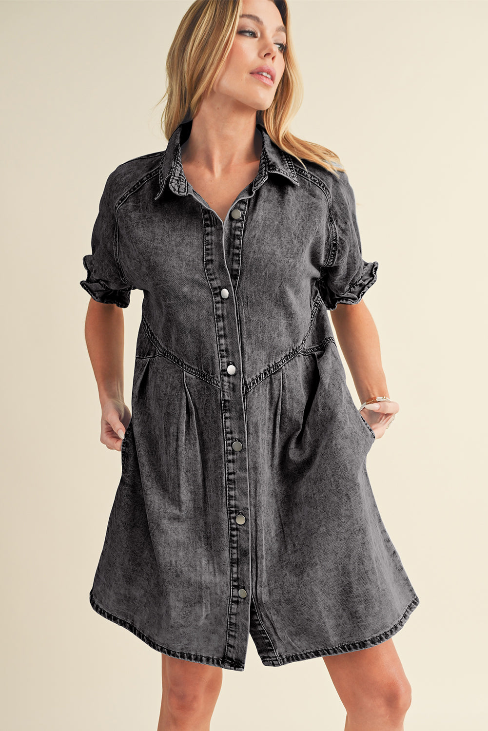 Blue Mineral Washed Ruffled Short Sleeve Pocketed Denim DressMaterial:82%Cotton+10%Polyester+8%Viscose



		This denim dress features short sleeves and a ruffled detail, adding a feminine and playful touch to the design.
	
