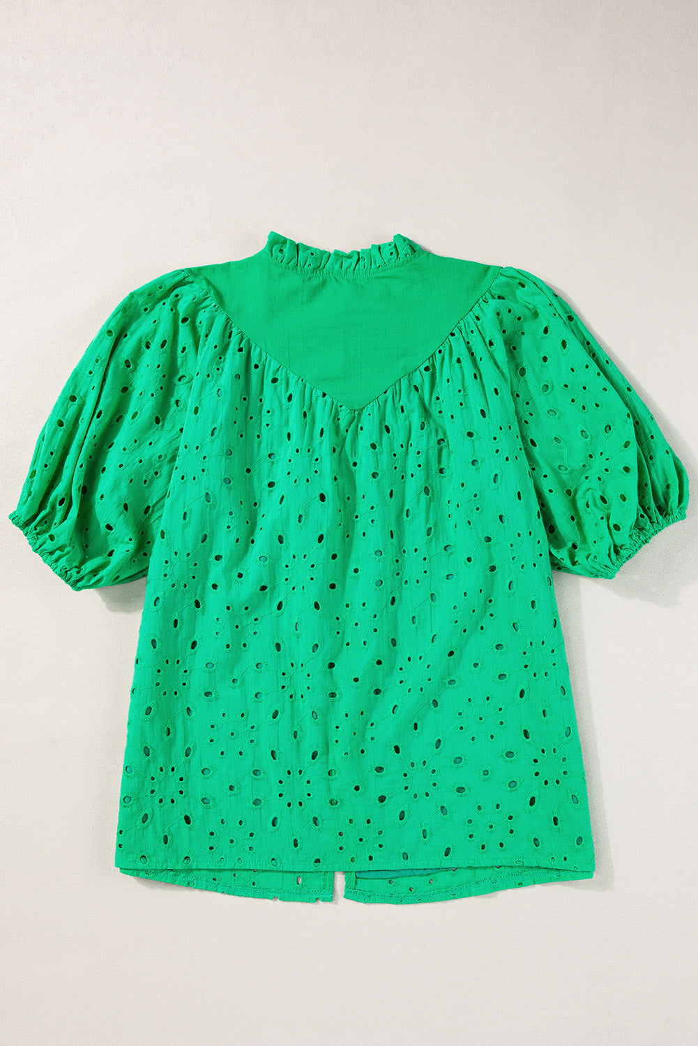 Green Flower Hollow-out Short Puff Sleeve BlouseMaterial:100%Cotton



		With charming floral details and hollow-out accents, this blouse offers a touch of elegance and femininity.
	
	
		Featuring short puff 