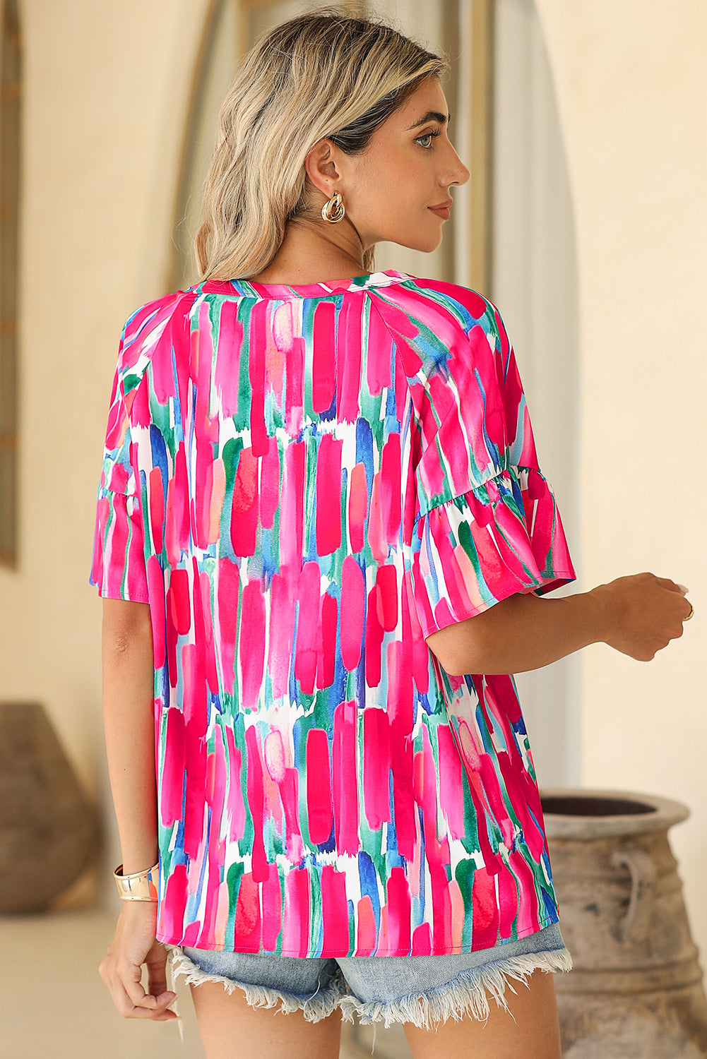 Rose Abstract Brushwork Print Buttoned V Neck BlouseMaterial:100%Polyester



		The abstract brushwork print on this blouse adds a chic and unique touch, making it stand out in style. 
	
	
		Crafted from lightwei