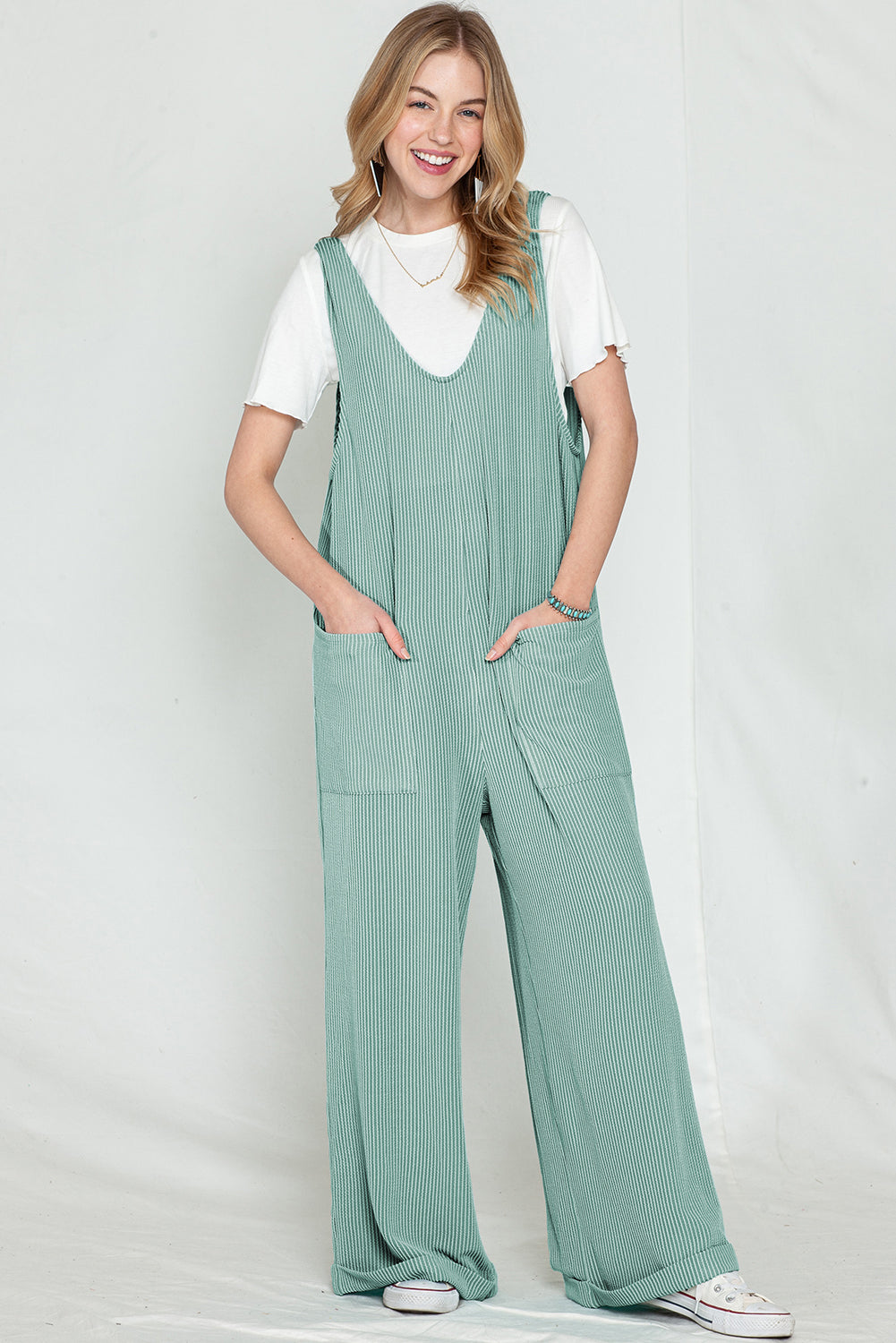 Parchment Pockets Oversized Ribbed Wide Leg JumpsuitMaterial:75％Polyester+20％Viscose+5％Elastane



		The jumpsuit is colored in a vibrant shade, adding a pop of color to your outfit.
	
	
		It features an oversize