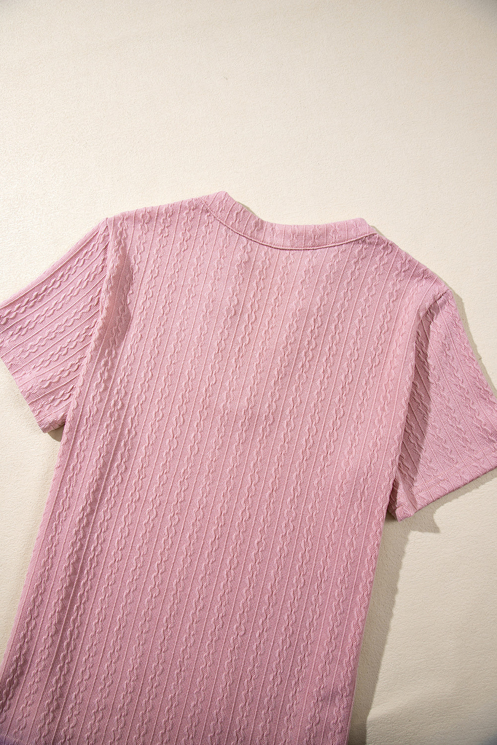 Pink Twisted Textured V-Neck Short Sleeve BlouseMaterial:97%Polyester+3%Elastane



		The blouse is a stylish and versatile top that adds a touch of sophistication to any outfit.
	
	
		With its twisted textur