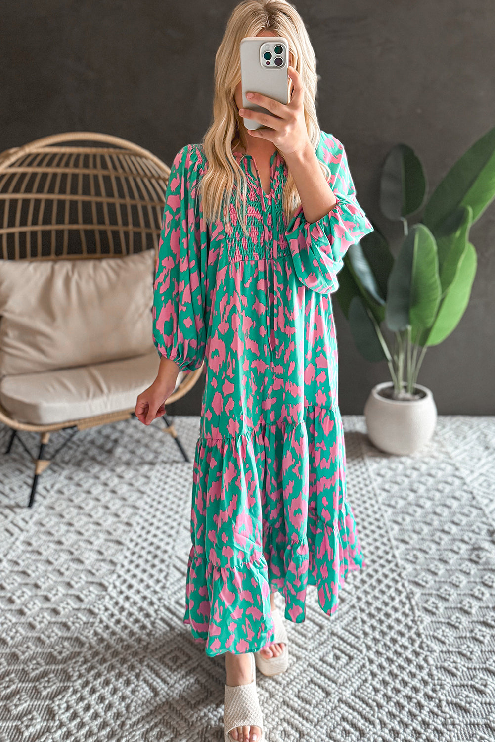 Green Abstract Print Puff Sleeve Smocked V Neck Maxi DressMaterial:100%Polyester

• Embrace the essence of nature in this maxi dress, featuring a V-neckline that accentuates your femininity with a smocked bodice for a flat