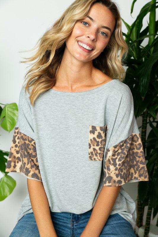 PLUS TERRY SOLID ANIMAL BOXY TOPFRENCH TERRY SOLID AND ANIMAL PRINT SHORT SLEEVE FRONT POCKET RAW EDGE DETAIL OVERSIZE FIT PLUS TOP 87% POLYESTER, 10% RAYON, 3% SPANDEX MADE IN USA1X/2X/3X 2-2-2
St