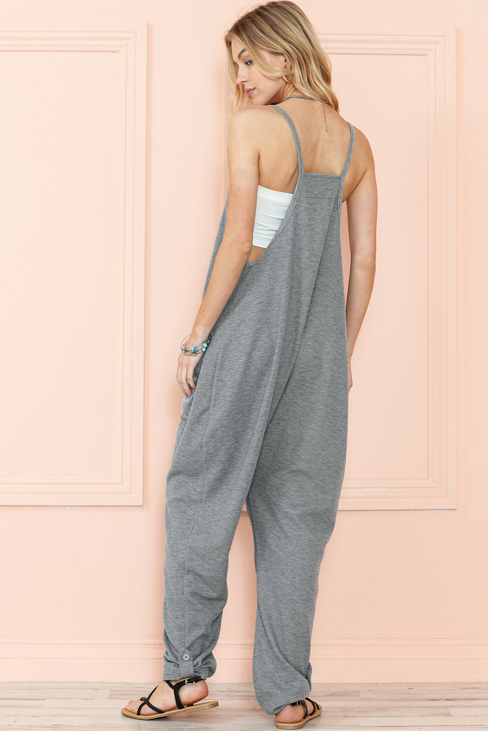 Gray Waffle Knit Spaghetti Strap Pocketed JumpsuitMaterial:95%POLYESTER+5%ELASTANE



		This jumpsuit features delicate spaghetti straps, which give it a feminine and summery look. 
	
	
		The thin straps allow 