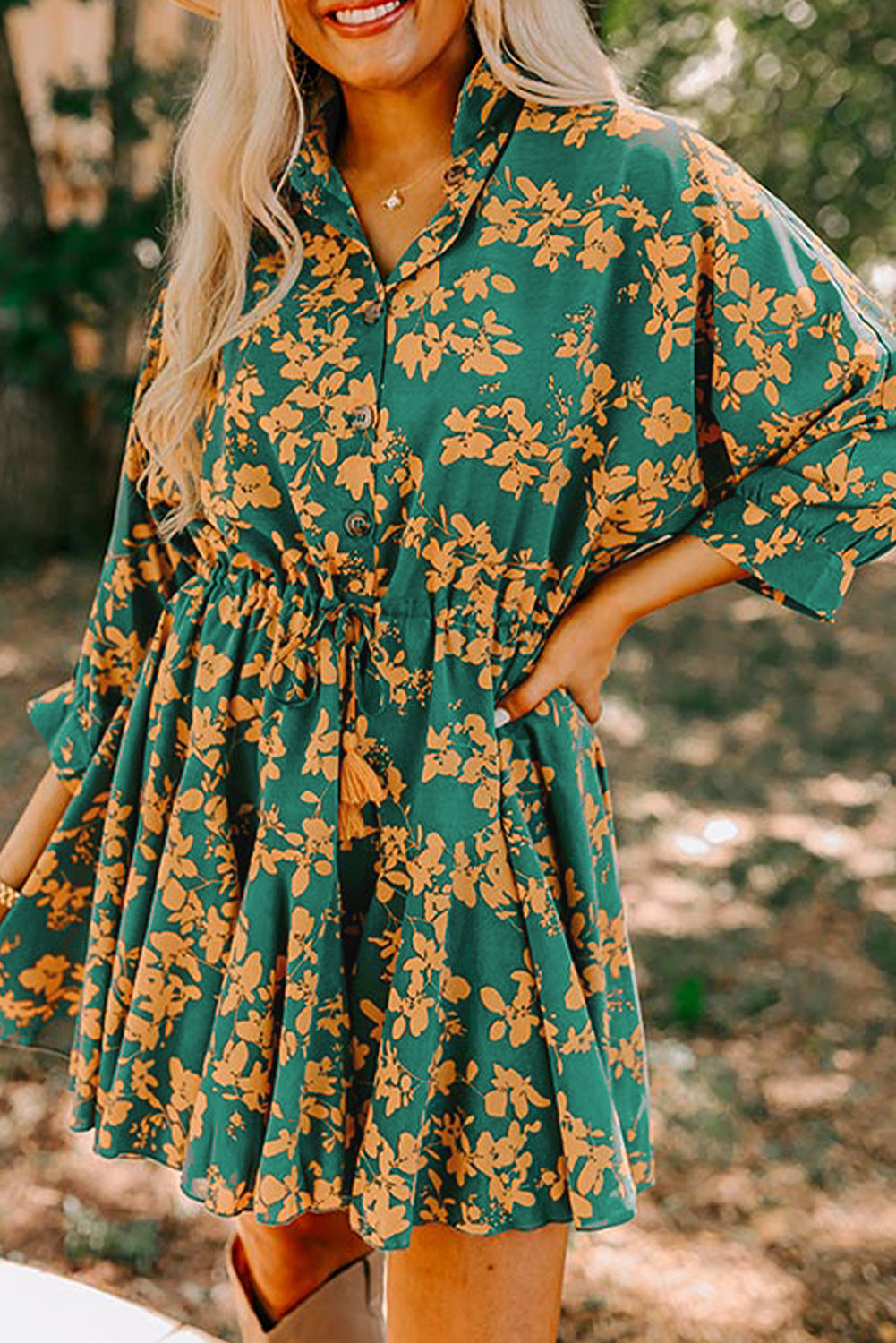 Green Floral Print Drawstring Flowy Short DressMaterial:100%Polyester

• Embrace the carefree boho spirit in this mini dress, featuring a playful floral pattern that exudes effortless charm. 
• The adjustable d